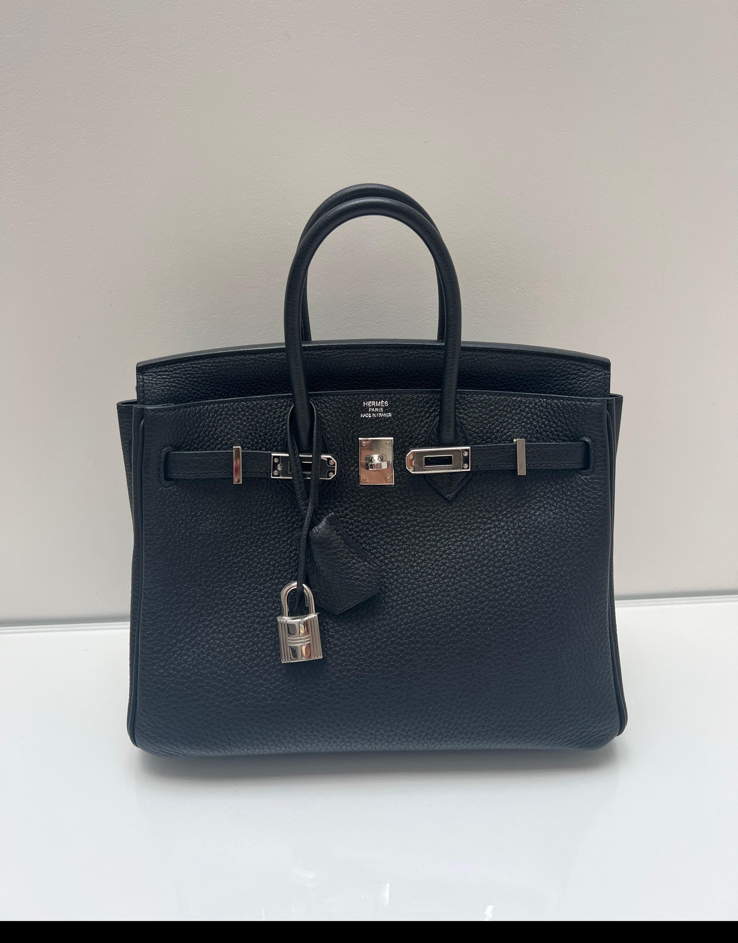 Sac Hermès Black Birkin 25. Rare taille de collection 25. Mini sac Birkin. Quincaillerie en argent palladien. Cuir Togo. Excellent état, comme neuf. Intérieur propre. Un bon investissement. Comprend une clochette, un cadenas, des clés et un sac à