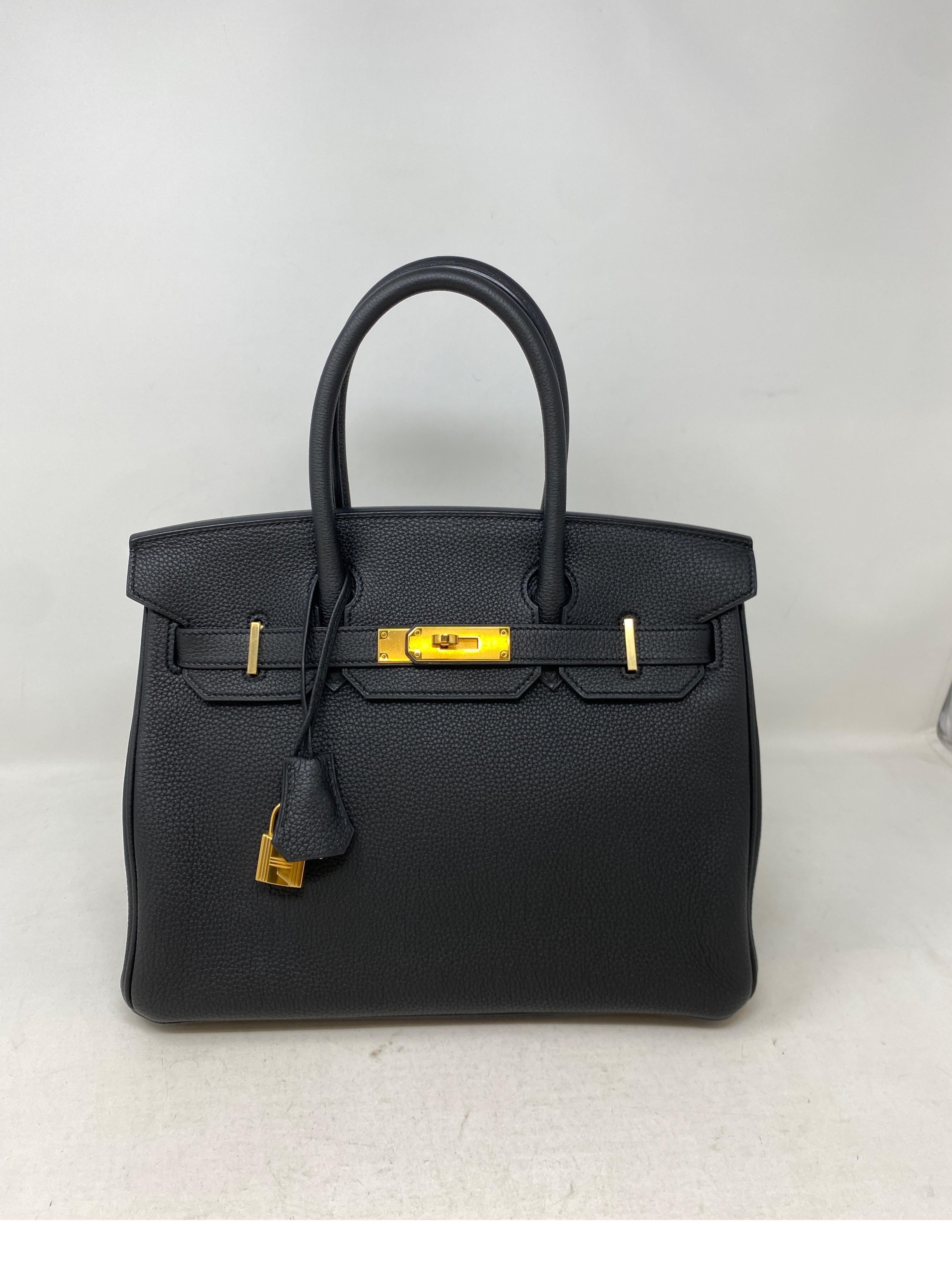 Sac Hermès Black Birkin 30. Excellent état. Comme neuf depuis 2016. Cuir togo noir avec matériel doré. Le Birkin taille 30 le plus recherché. Le plastique est encore sur le matériel. On ne peut pas se tromper de sac. Le sac de rêve. Un excellent