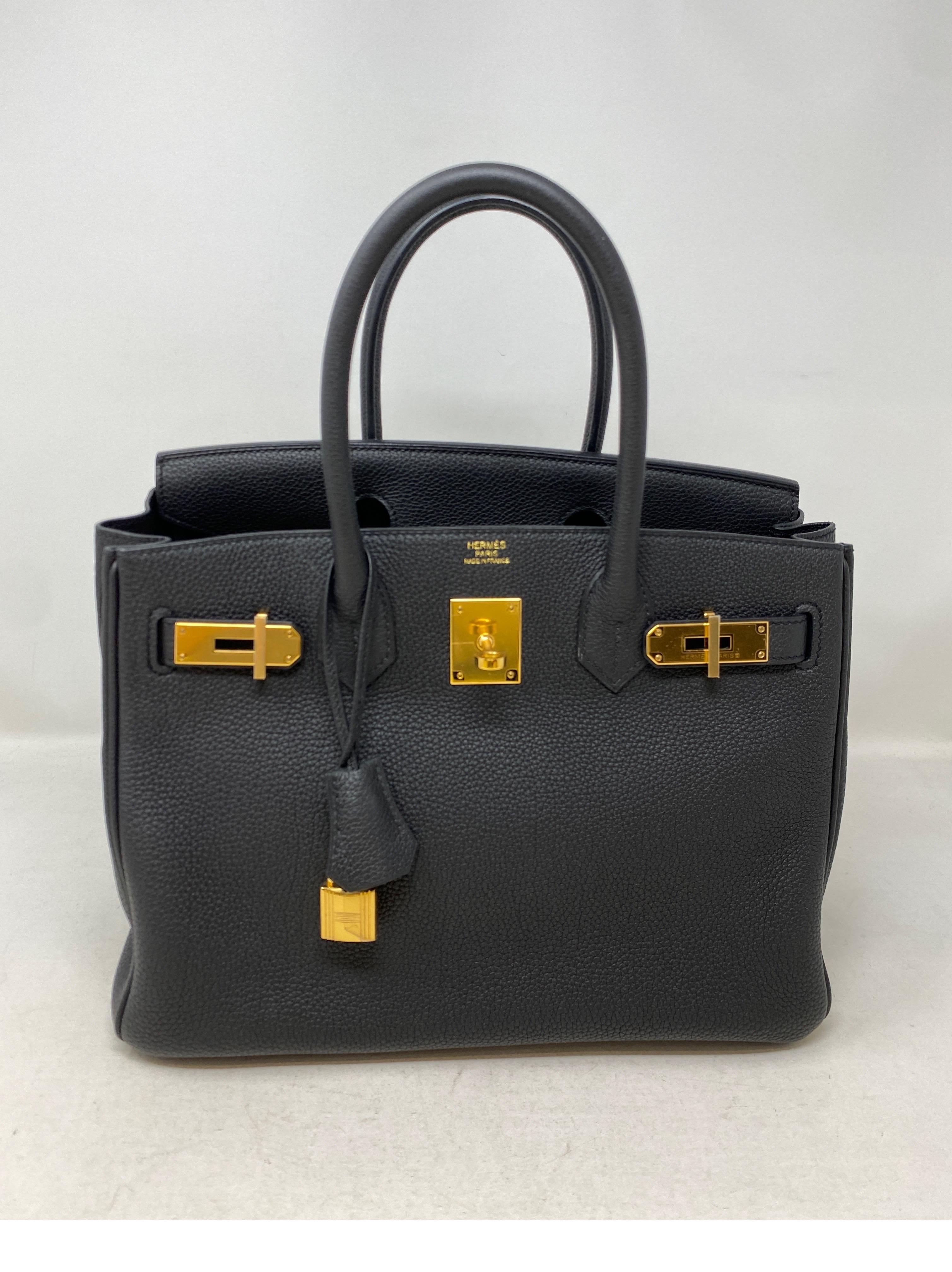 Sac Hermès Black Birkin 30. Sac de rêve. Togo noir avec matériel doré. La taille et la combinaison les plus recherchées. Sac d'investissement. Excellent état. Comme neuf. Plastique encore sur le matériel. Comprend une clochette, un cadenas, des clés