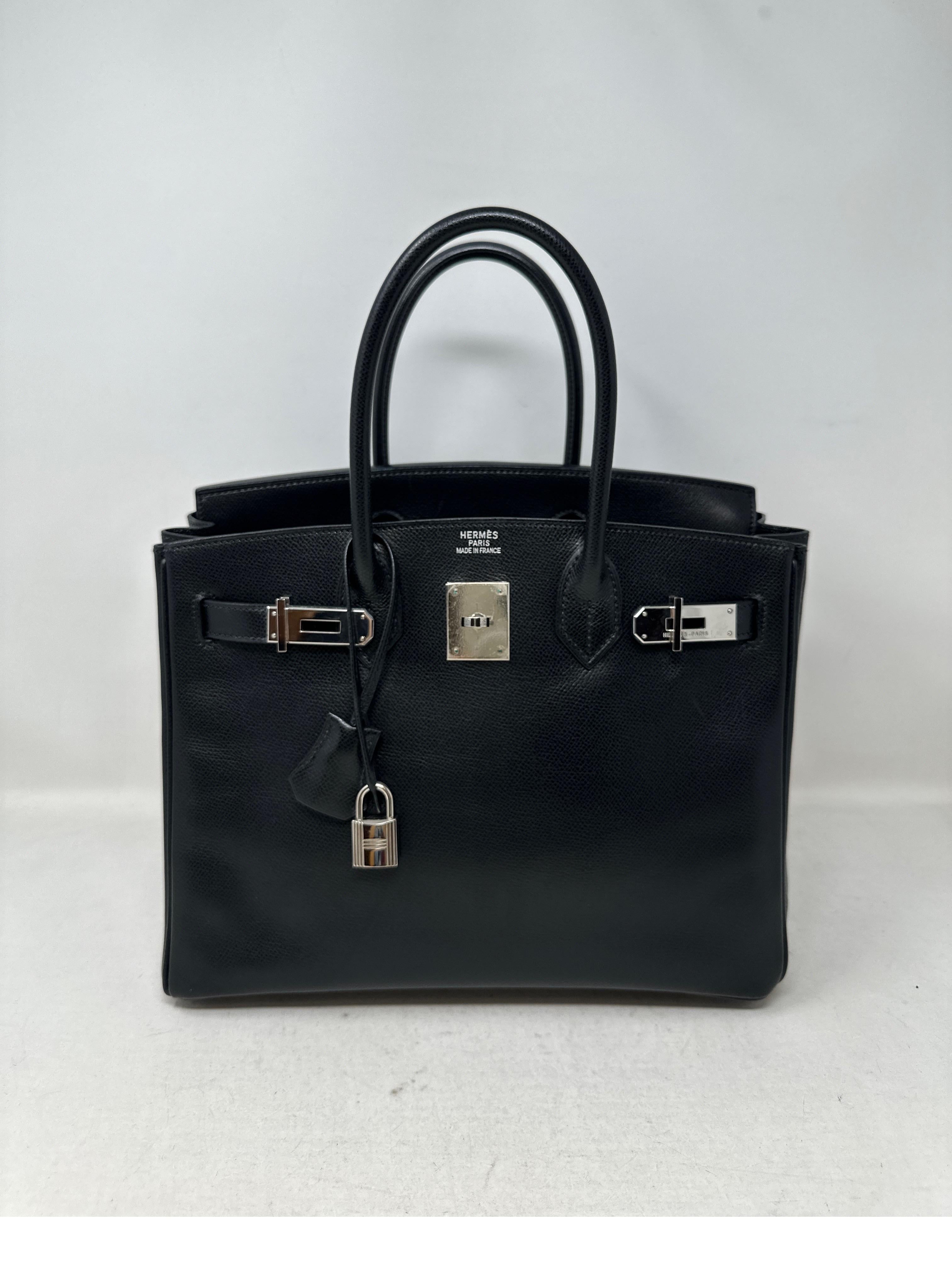 Sac Hermès Black Birkin 30. Matériel en palladium. Excellent état. Courchevel Epsom cuir. Couleur noire classique et taille 30 la plus demandée. Intérieur propre. Prix à vendre. Comprend une clochette, un cadenas, des clés et un sac à poussière.