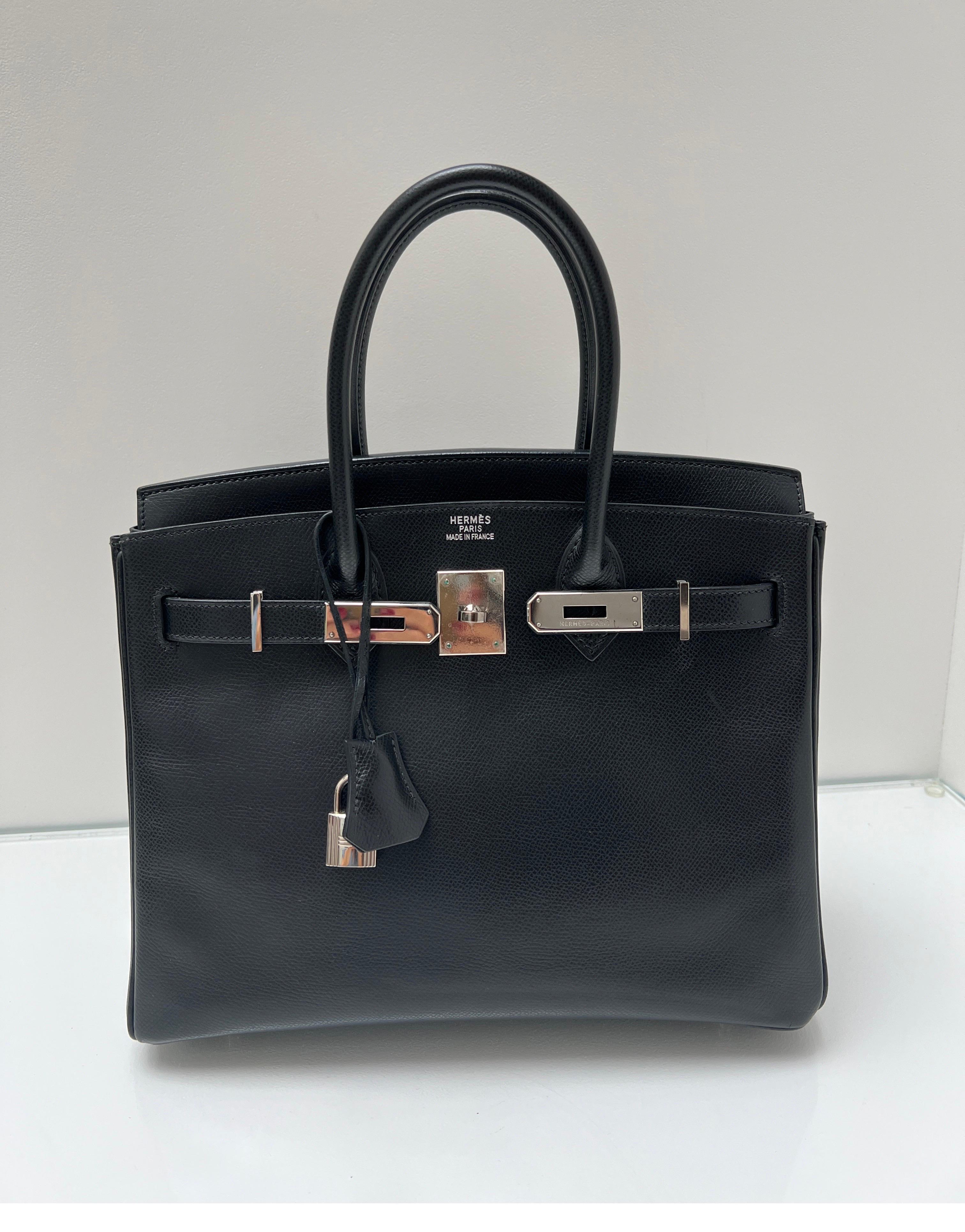 Hermes Black 30 Birkin. Birkin noir vintage en bon état. Léger dégradé au dos. Veuillez voir les photos. Il n'est pas très perceptible, mais il existe. Magnifique sac vintage. Quincaillerie en argent palladium. Sac classique et dans la taille 30 la
