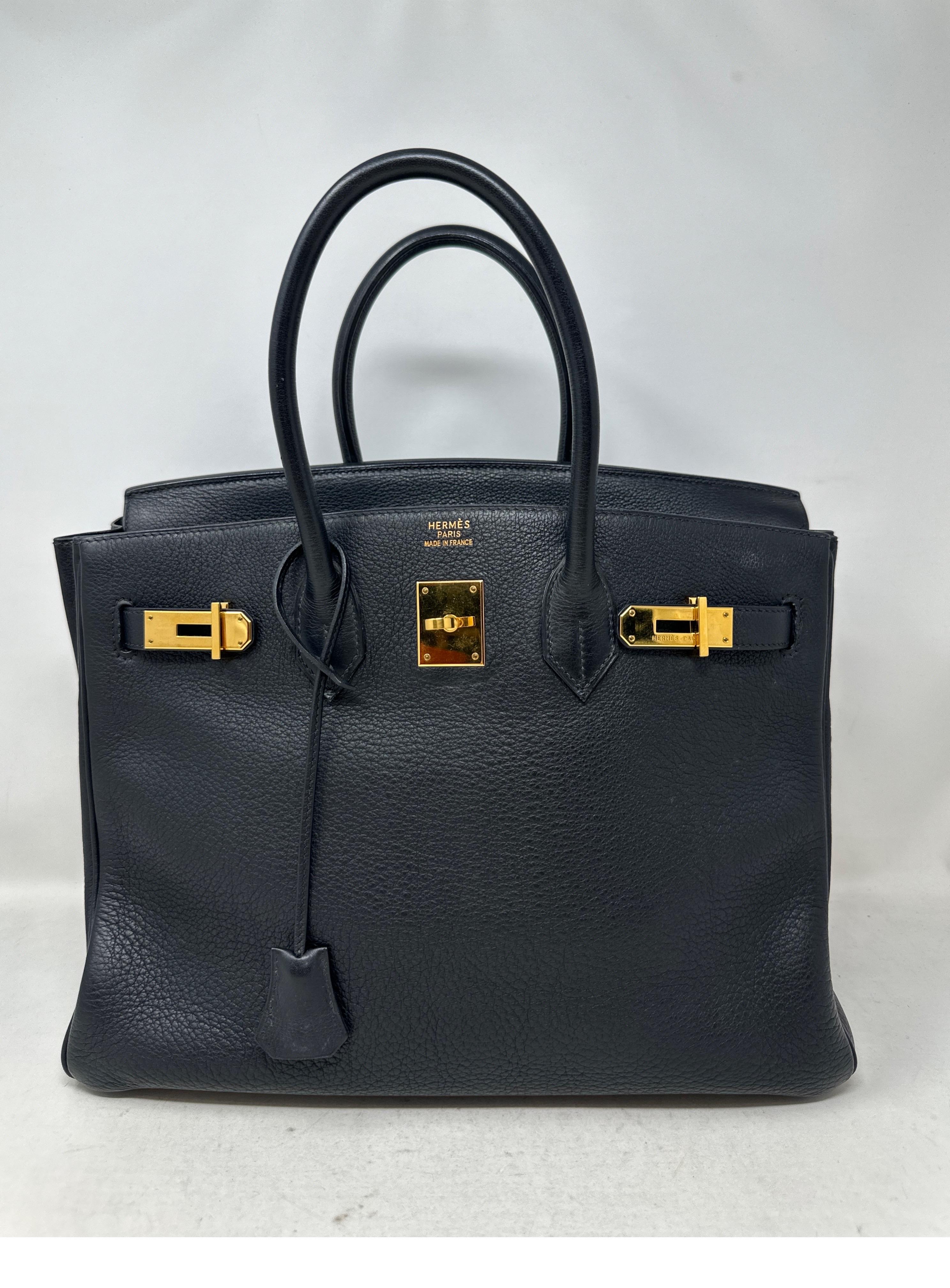 Bolso Hermes Birkin 35 negro. Cuero de las Ardenas. Interior limpio. Ardenas difíciles de encontrar. Buen estado. Gran bolsa de inversión. Birkin clásico de color negro con herrajes dorados. Combinación más buscada. Incluye clochette, candado,