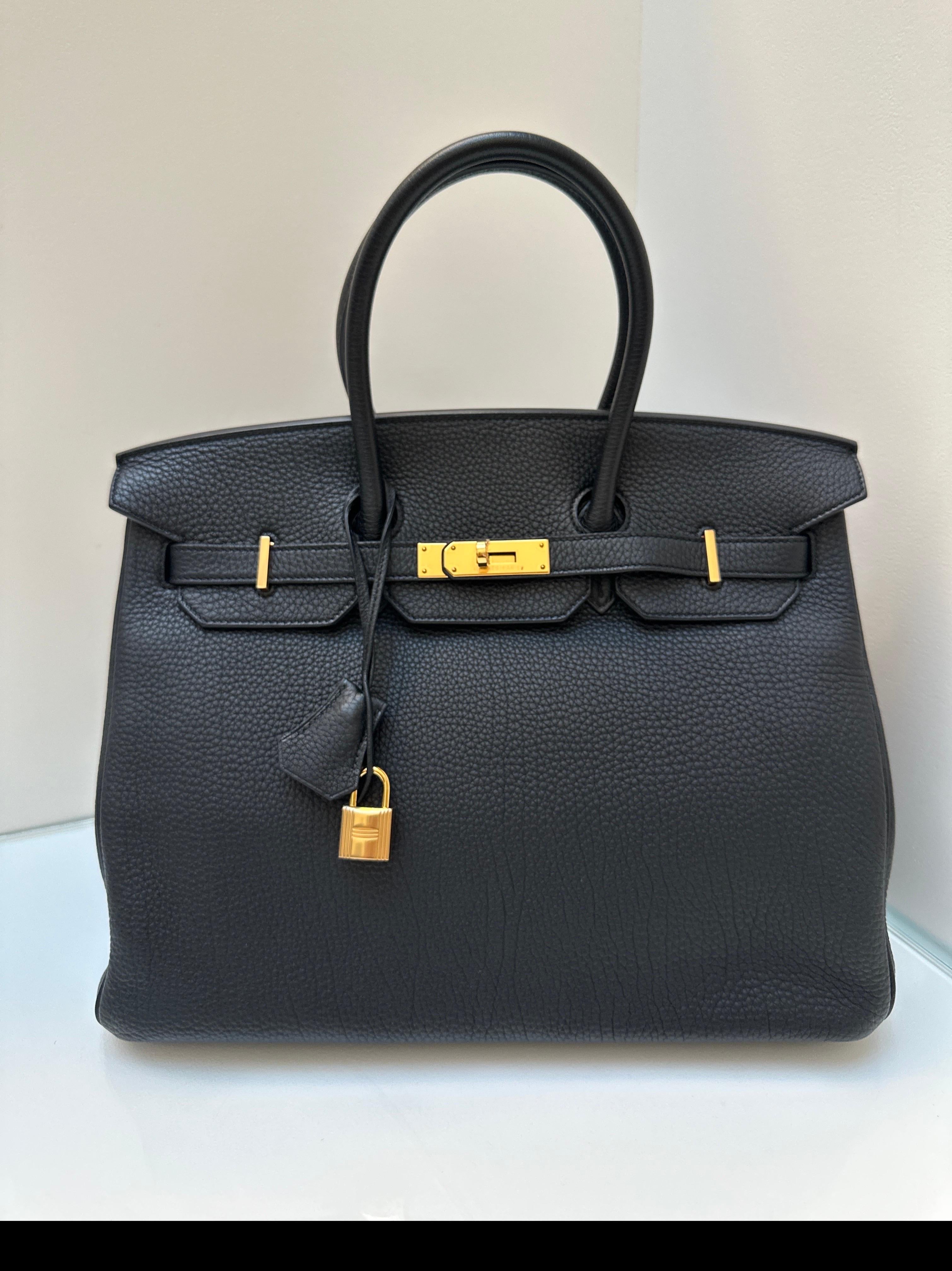 Sac Hermès Black Birkin 35. Matériel doré. Cuir Togo. Excellent état. Intérieur propre. Comme neuf. Le sac d'investissement le plus recherché. Comprend une clochette, un cadenas, des clés et un sac à poussière. Garantie d'authenticité. 