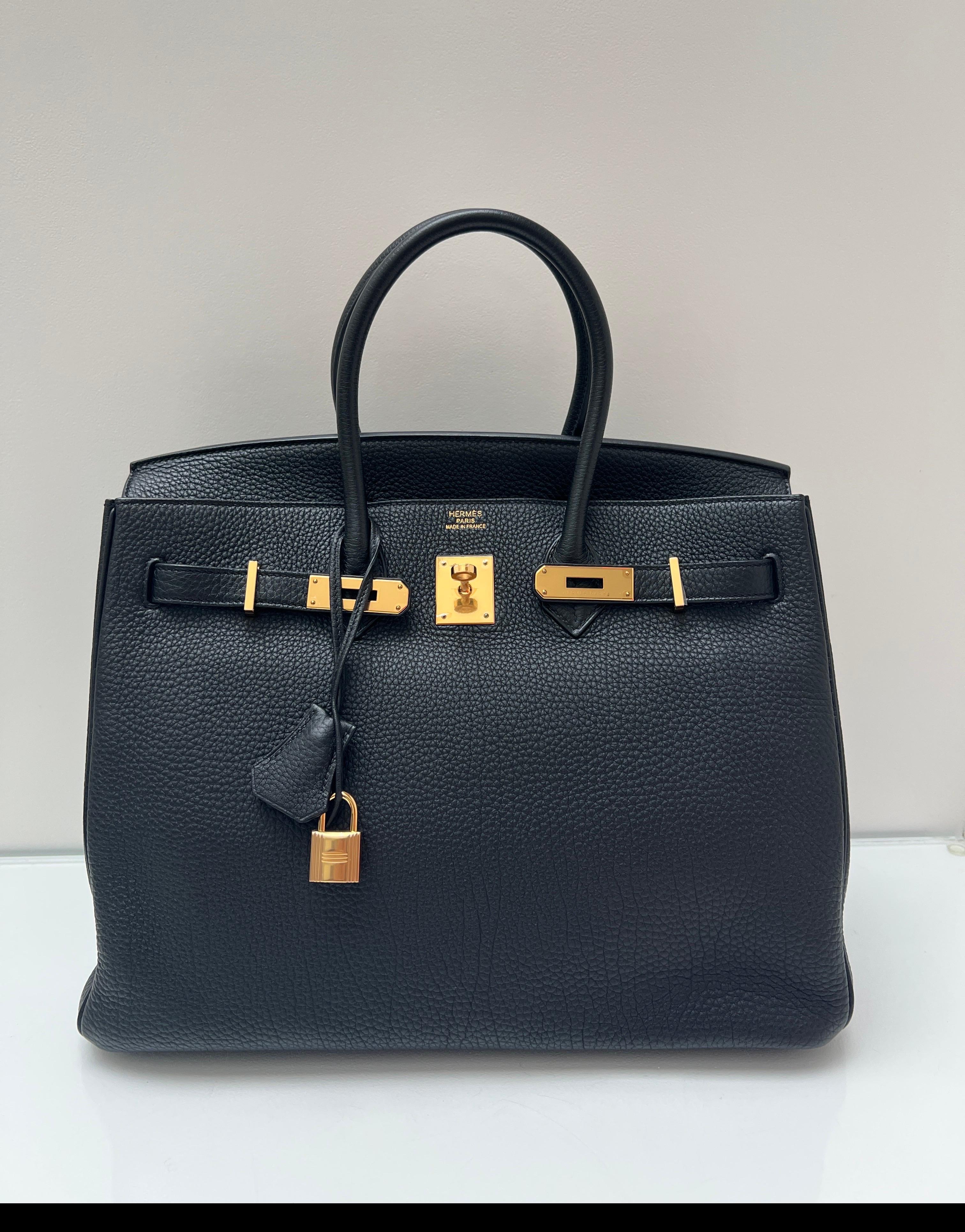 Sac Hermès Black Birkin 35. Cuir Condit en excellent état. Matériel doré. Intérieur propre. Comme neuf. Comprend une clochette, un cadenas, des clés et un sac à poussière. Garantie d'authenticité. 