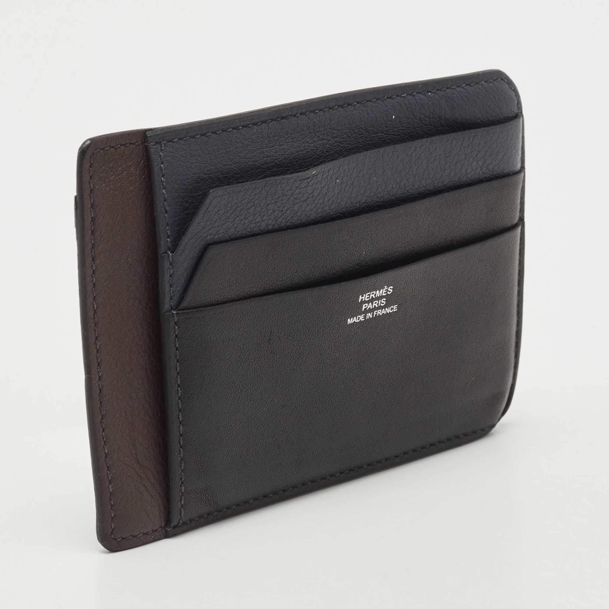 This cardholder by Hermés is a fine accessory. Crafted from leather, it comes with multiple slots to hold your cards. The brand's signature makes an appearance on the front.

