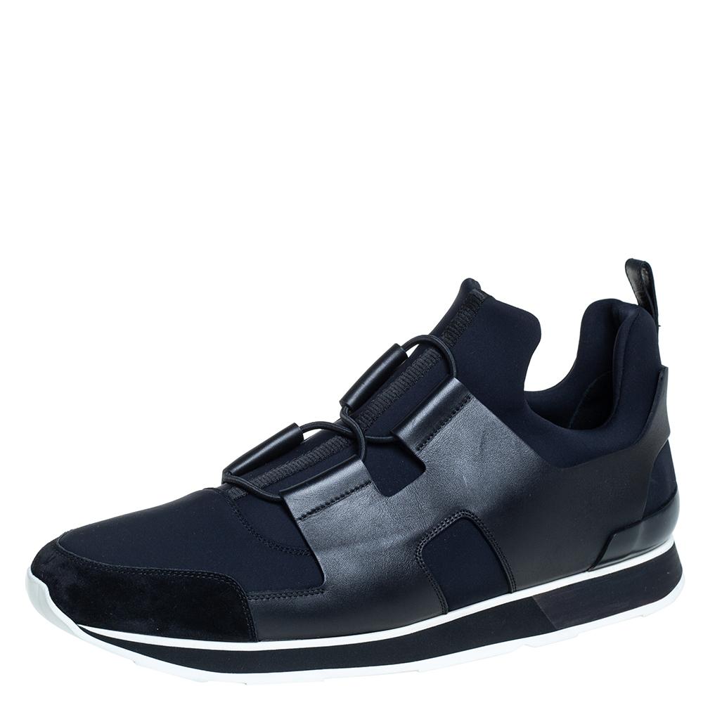 The sporty look of these Hermés Player sneakers is accented with a minimal appeal. Crafted from leather and fabric, they feature padded counters and semi-chunky midsoles. Style them with anything from casual shorts or denim pants for a smart