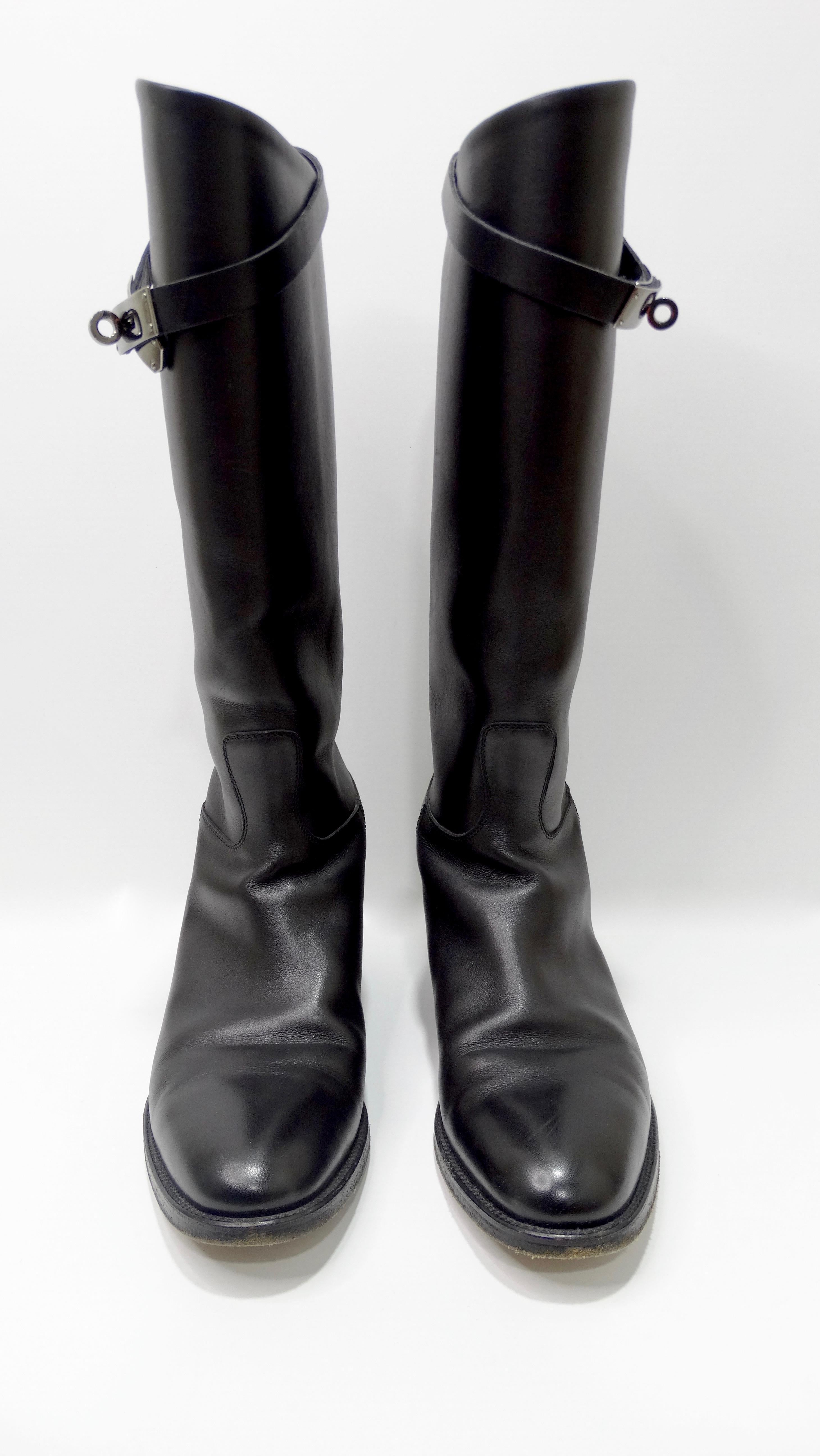 Now these boots were made for walking! Crafted from black box calfskin leather with a Kelly strap in Palladium hardware and a stacked heel, these jumping boots give a nod to the brands Equestrian roots. Interior is lined with calfskin leather and