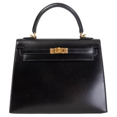 HERMÈS Sac « Kelly 25 » en cuir noir avec boîte et finitions dorées