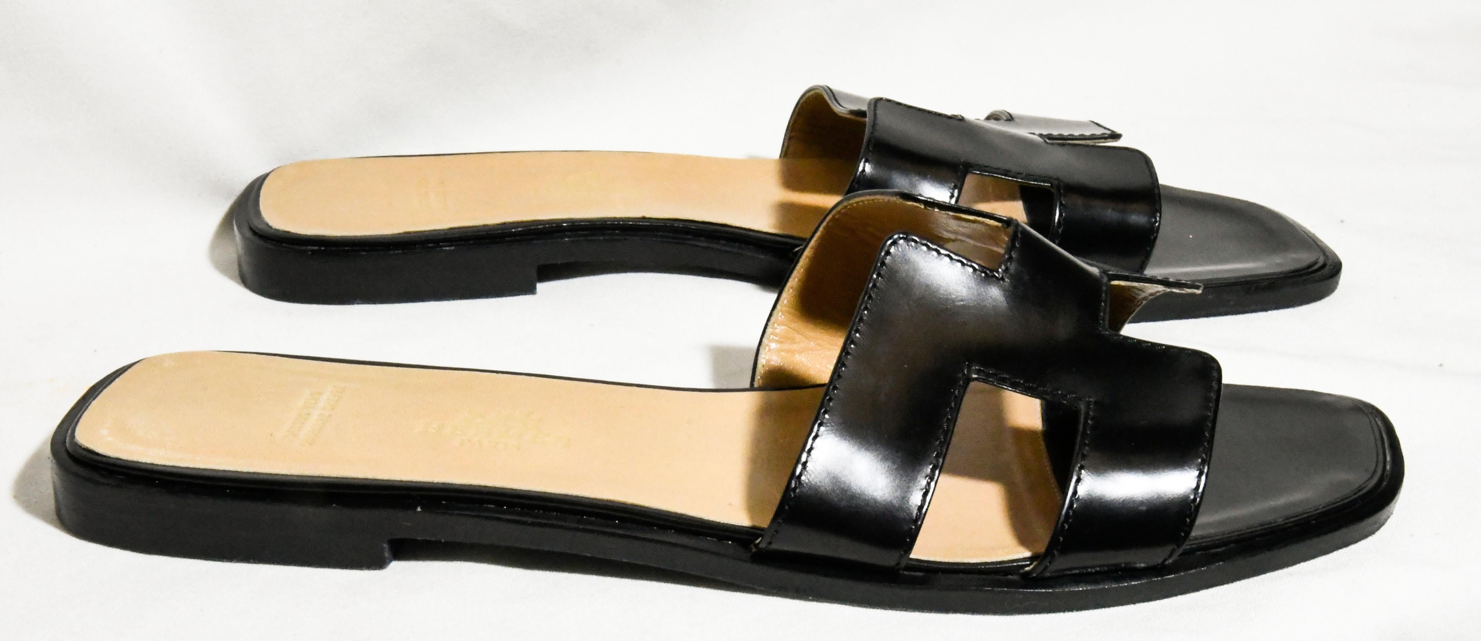Hermes stylish Oran sandals are crafted of smooth box calfskin leather in black with insoles of natural leather. The shoes feature an Hermes H crossover strap with black stitching.  Sandals in excellent condition.
Made in France