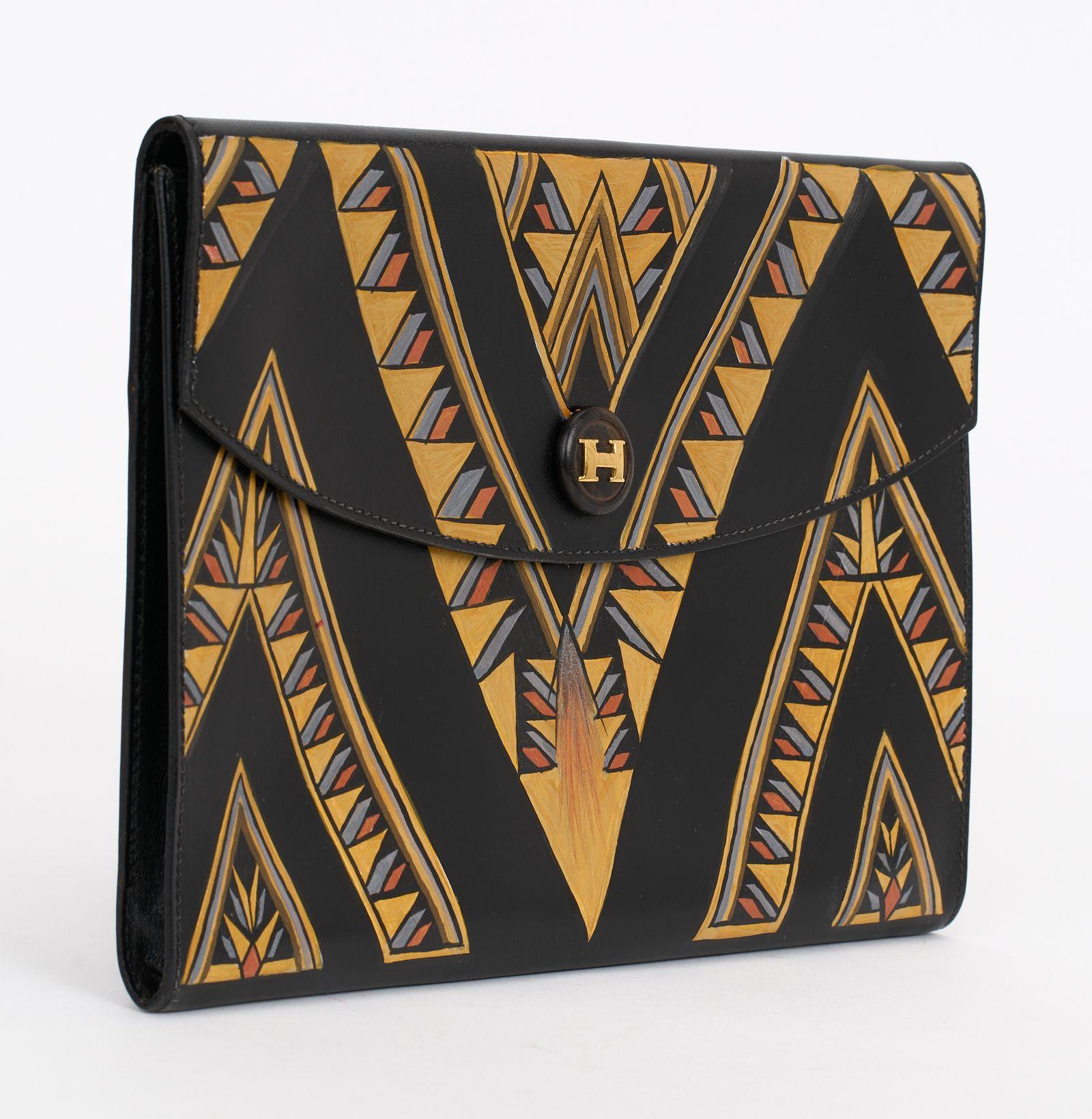 Pochette vintage Hermès en veau noir, peinte à la main par un artiste américain. L'inspiration pour ce design art déco est le bâtiment Chrysler . Livré avec sa housse de protection originale.