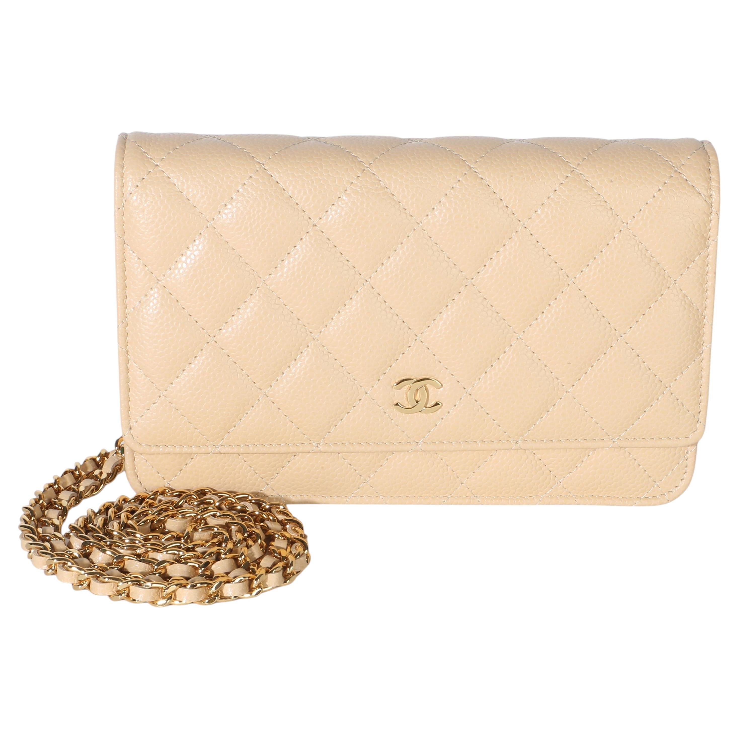 Portefeuille classique Chanel « Caviar » matelassé beige avec chaîne
