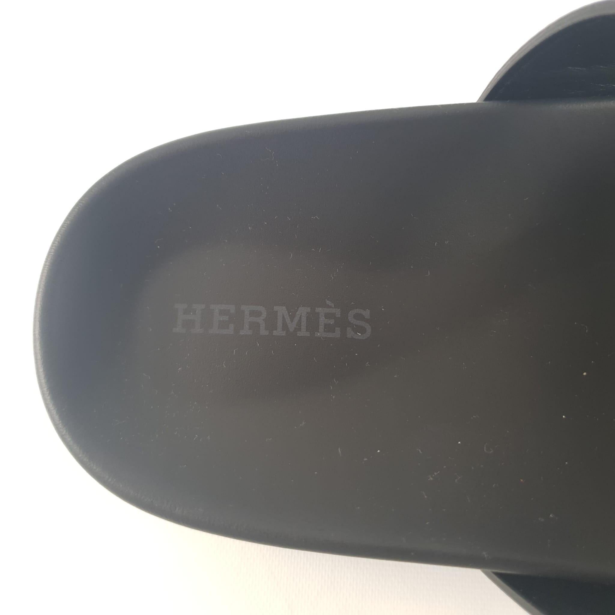 Hermes Chypre Sandale. Aus Kalbsleder. Schwarze Gummisohle. Innensohle aus schwarzem Kalbsleder. Schwarzes Ziegenlederfutter. Größe 37
PR11400