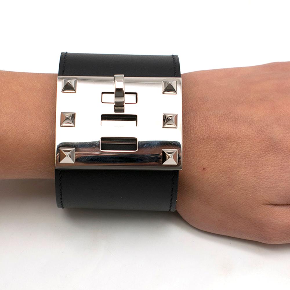 Hermes Black Calfskin Kelly Dog Extreme Bracelet 

- Calfskin leather
- Palladium plated hardware
- adjustable closure
- Touret clasp

Condition: Very small dents to the hardware due to the turnlock.

This item can be viewed at our HEWI London
