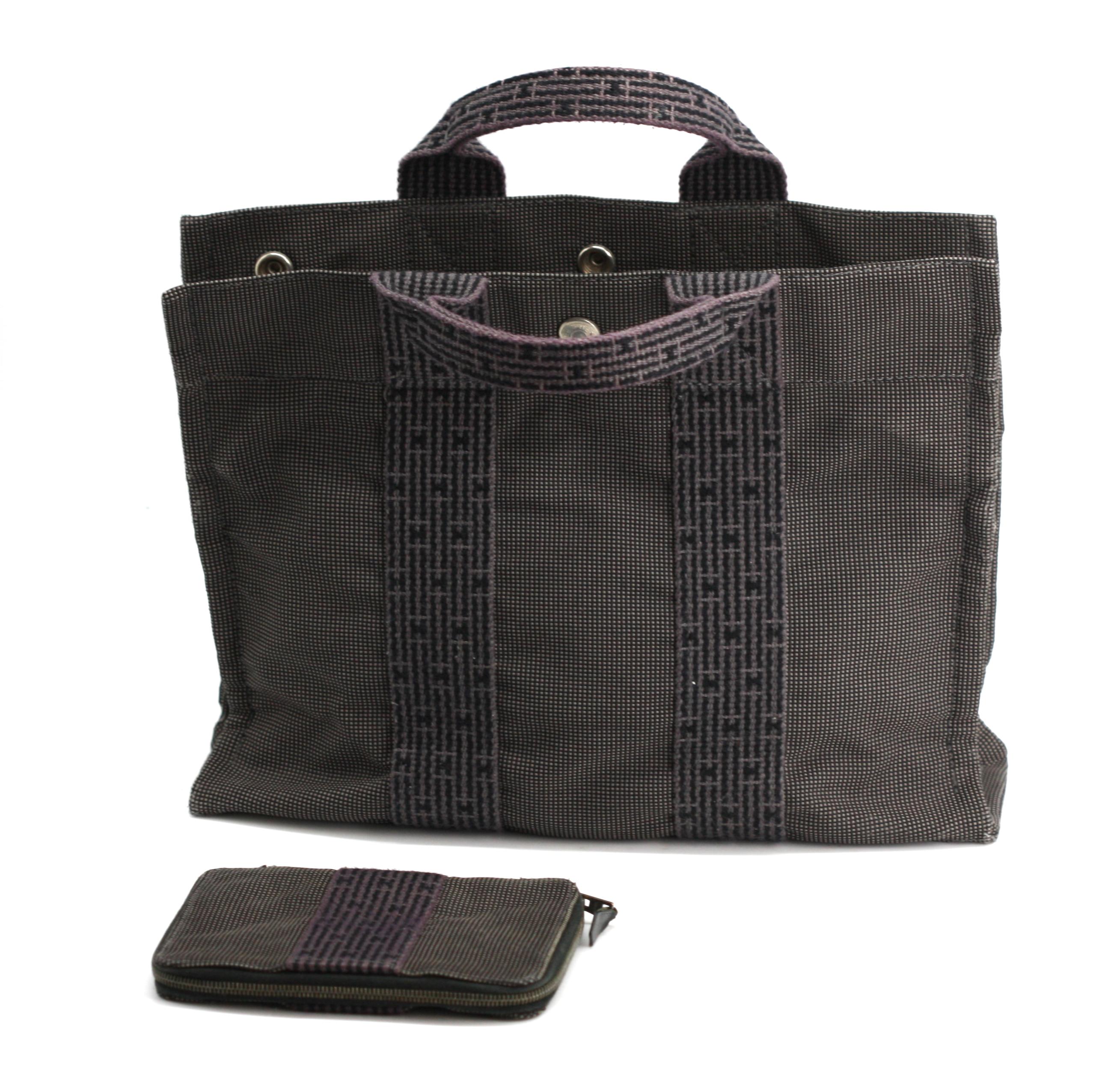 
Hermes Schwarz Canvas Small Escale PM Tote und Geldbörse
Markiert auf den Druckknöpfen und dem Reißverschluss. Doppelter Canvas-Griff, Reißverschluss und Schnappverschluss.
Höhe der Tasche, insgesamt 12 Zoll, Breite 12 Zoll, Tiefe 3,25 Zoll,