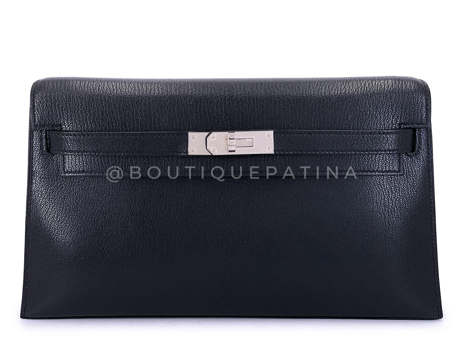 Articolo del negozio: 68890
Amiamo l'eleganza e la versatilità di questa borsa trapezoidale Hermès Black Chèvre Chamkila Kelly Elan Palladium PHW, una borsa elegante e versatile preferita dagli appassionati di Hermès. In una delle nostre pelli