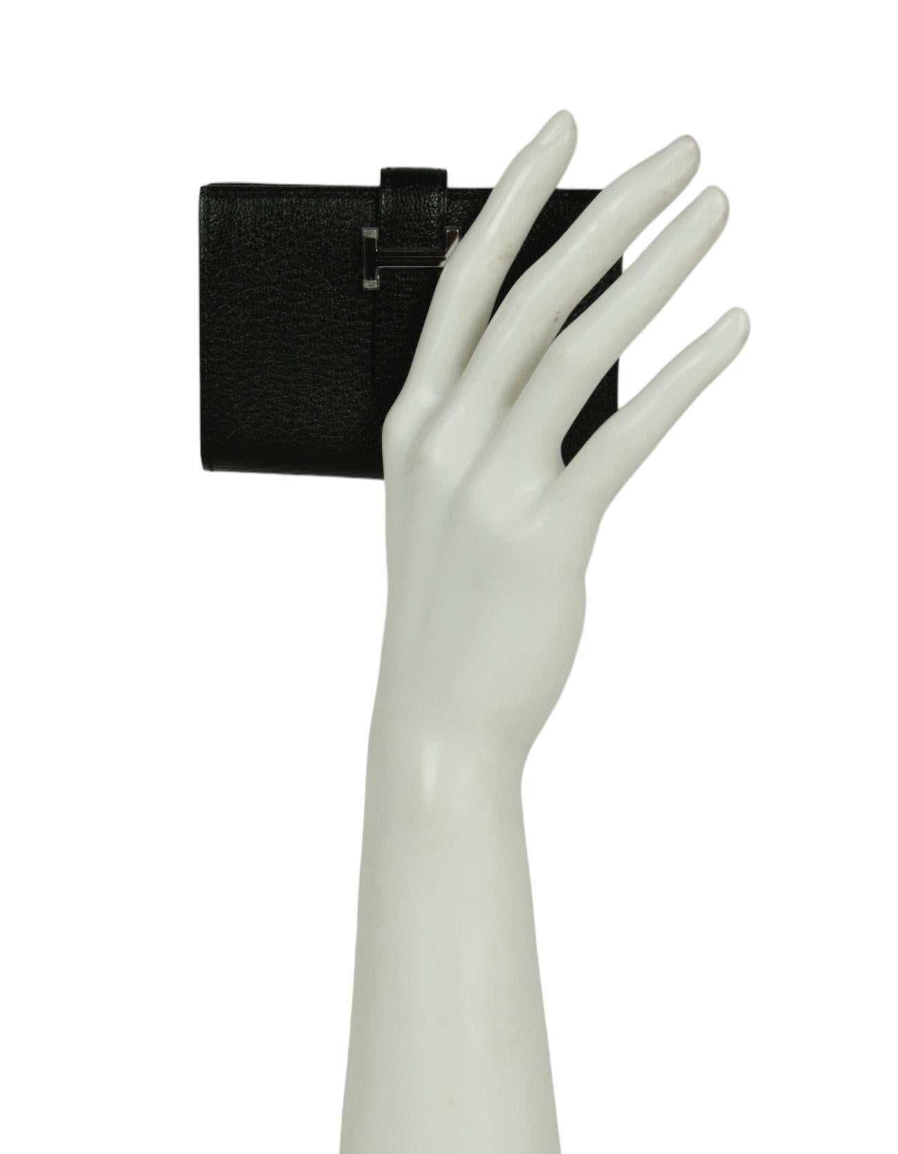 Cartera Hermes Mini Bearn de Piel Chevre Negra PHW 

Fabricado en: Francia
Año de producción: 2022
Color: Negro
Hardware: Paladio Silvertone
Materiales: Cuero Chevre
Forro: Piel lisa
Cierre/Apertura: Lengüeta de piel a través de H
Bolsillos