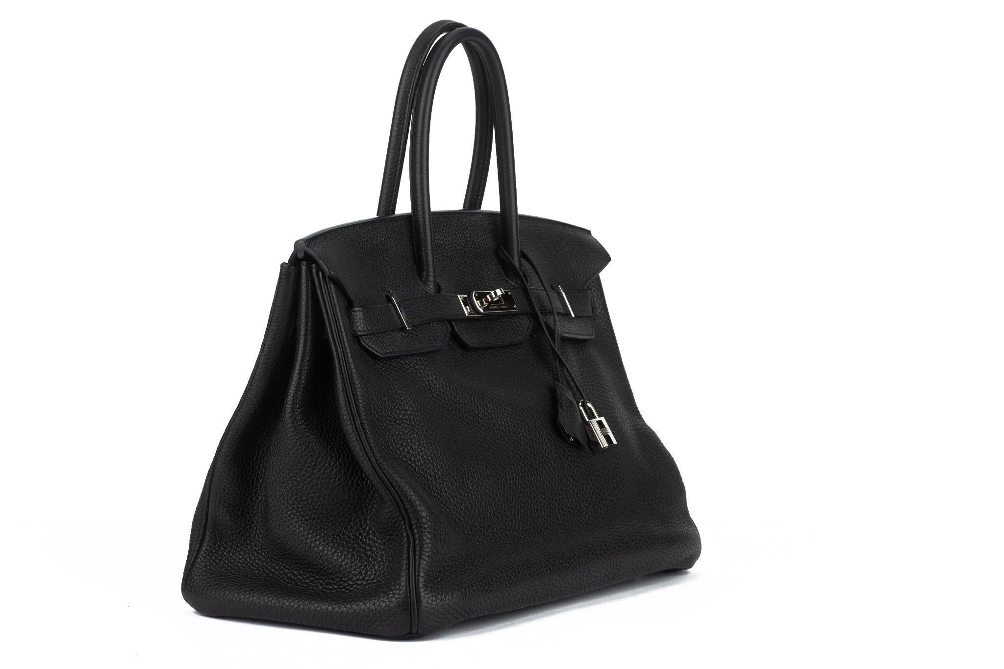 Hermès Birkin 35 aus schwarzem Taurillon-Clemence-Leder mit Palladium-Hardware und farblich abgestimmten Nähten. Charakteristischer Schlabberlook von Taurillon Clemence, kann mit Tascheneinsatz konstruierter aussehen. Vordere Klappe, zwei Riemen mit