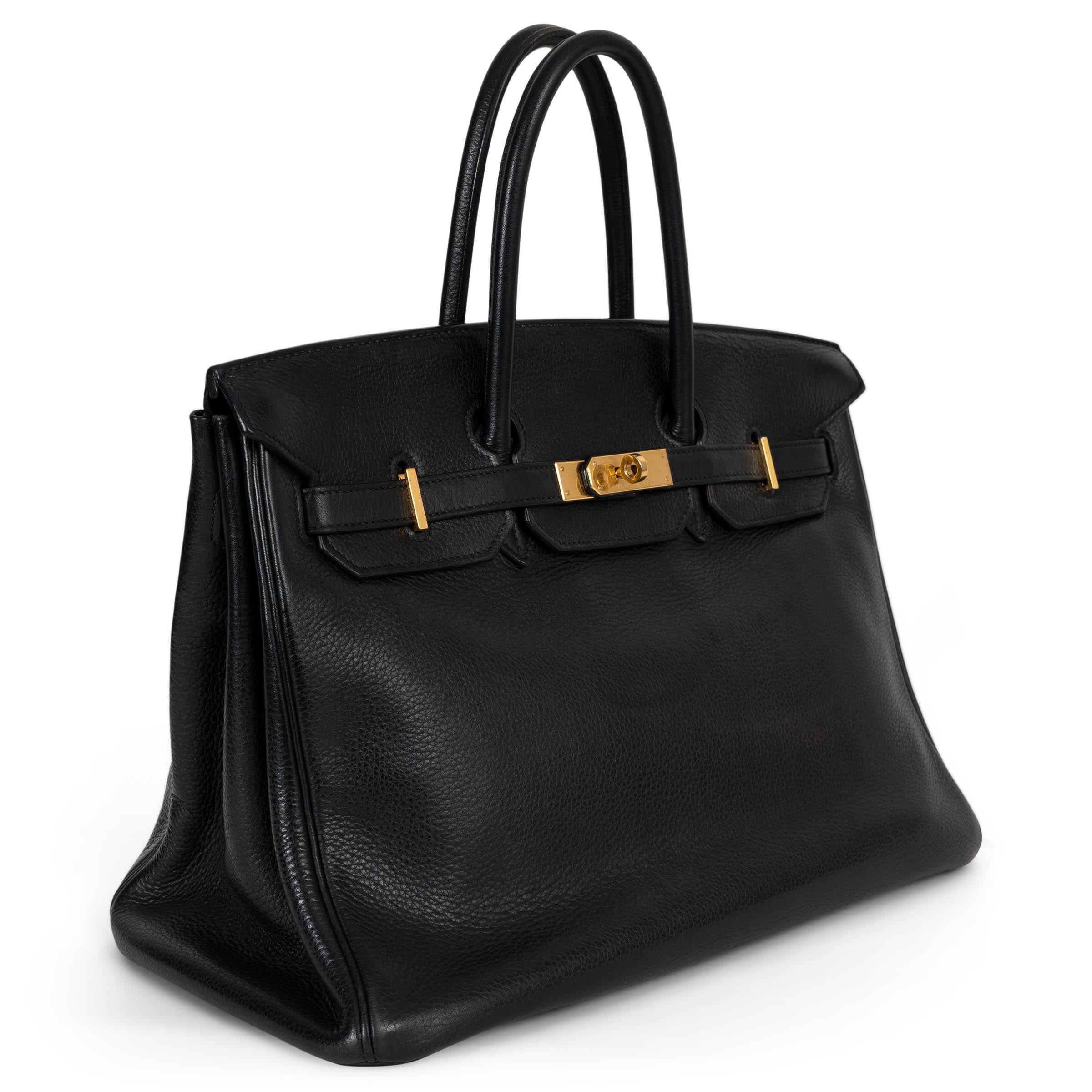 Ce Birkin 35 100% authentique est réalisé en cuir Taurillon Clémence noir, réputé pour sa texture souple et sa durabilité. Il est doté des emblématiques accessoires plaqués or de la maison et de la fermeture à verrou tournant emblématique.