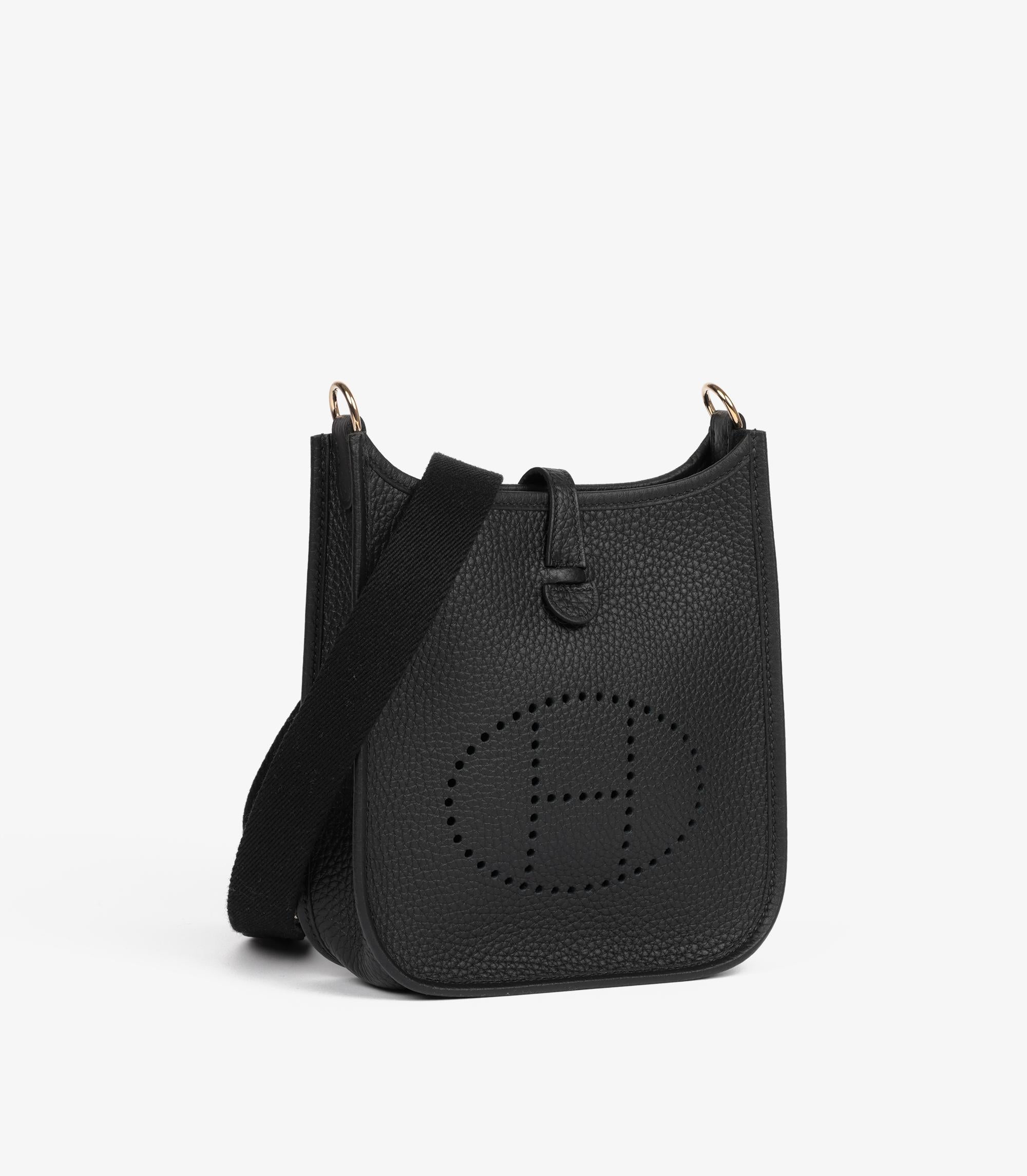 Hermès Schwarz Clemence Leder Evelyne TPM

Details zum Produkt
Xupes Ref: CB1541
Marke: Hermès
Modell: Evelyne TPM
Typ: Schulter, Umhängetasche
Seriennummer: K
Alter: 2025
Begleitet von: Hermès Staubbeutel, Box, Schulterriemen, Pflegeheft,