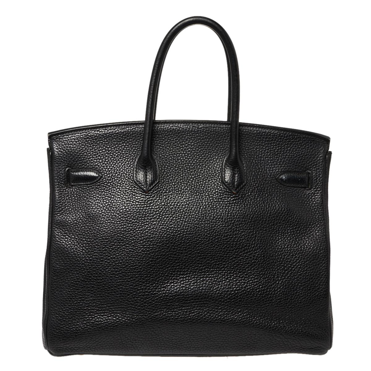 Die Hermes Birkin wurde von Jane Birkin inspiriert und ist eine der begehrtesten Handtaschen der Welt. Ein zeitloser Klassiker:: der nie aus der Mode kommt. Die Birkin wird von erfahrenen Kunsthandwerkern in stundenlanger Handarbeit aus hochwertigem