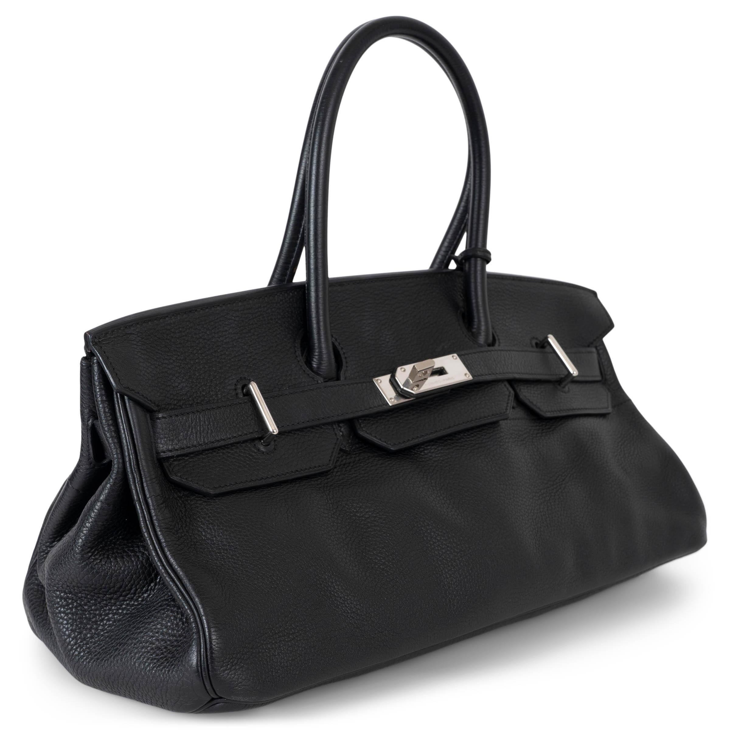 Diese 100 % authentische Hermès JPG Shoulder Birkin 42 ist eine seltene und sehr begehrte Variante der kultigen Birkin. Das Design mit verlängerten Trägern ermöglicht ein bequemes Tragen über der Schulter, während alle charakteristischen Details des