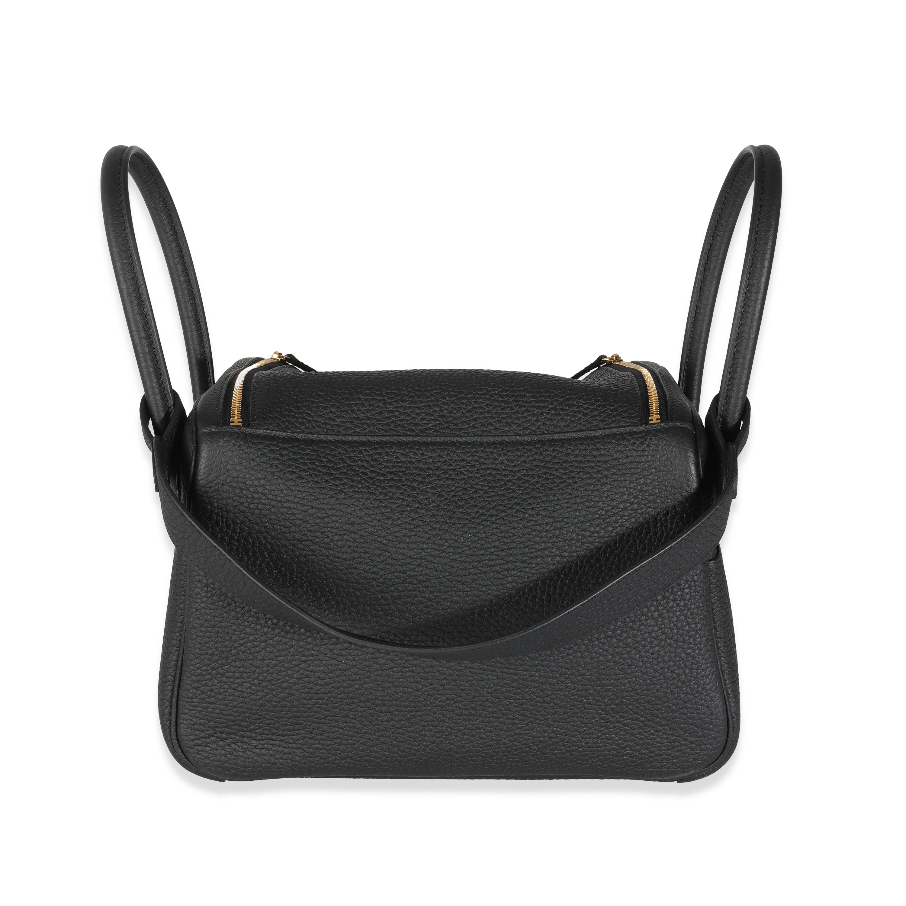 Titolo: Hermès Black Clemence Lindy 26 GHW
SKU: Z144238
Condizioni: Usato 
Condizioni della borsa: Perfetta
Commenti sulle condizioni: L'articolo non presenta segni di usura.  Plastica lungo la ferramenta. Vendita finale.
Marchio: Hermès
Model: