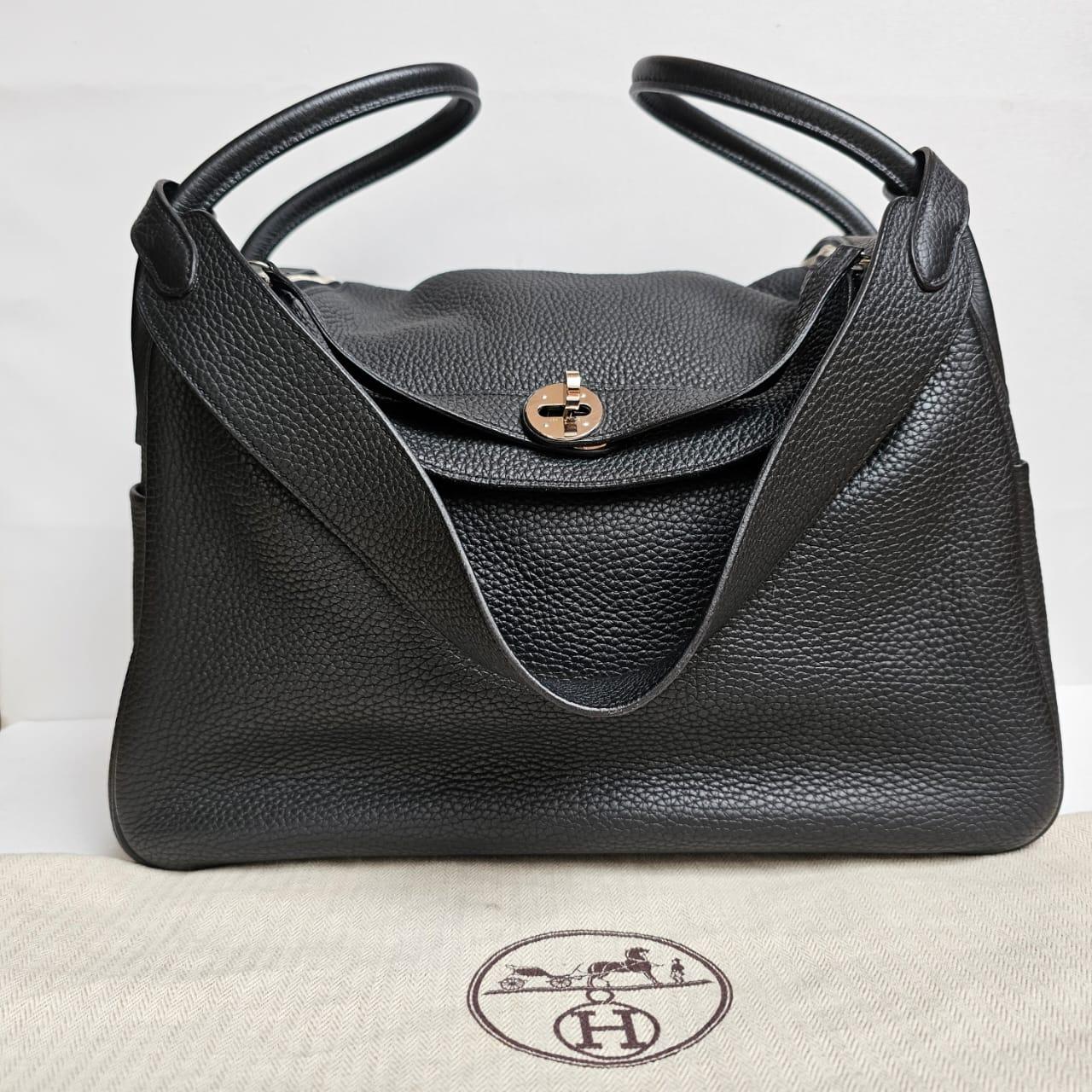 Classic lindy 34 in black Clemence leather with palladium hardware. Overall still in very good condition. Minor dents on the lining. Comes with its raincoat, japanese receipt and dust bag. Stamp square Q(2013).