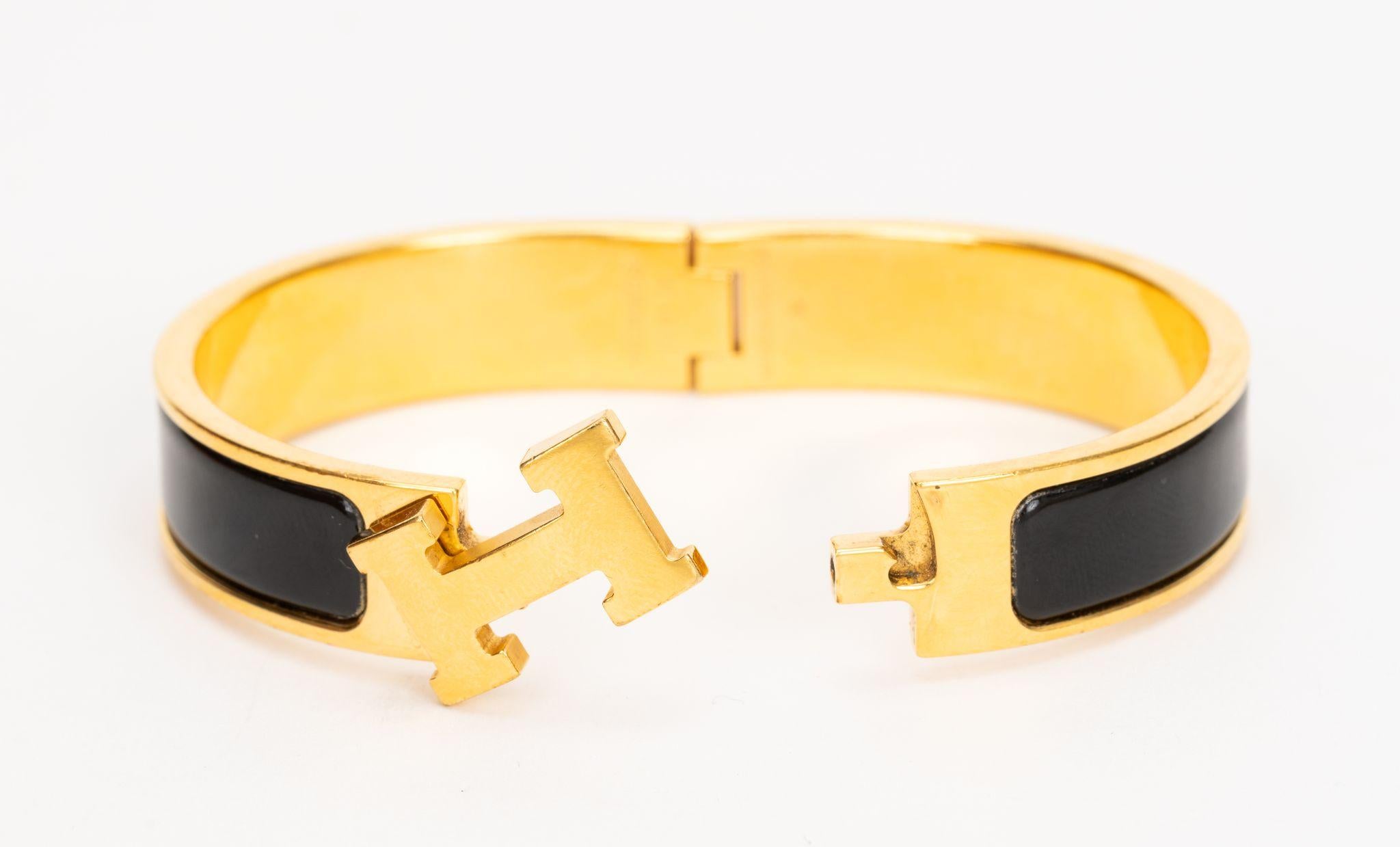 The Hermes Clic Clac H, narrow bracelet, in black enamel with gold-plated hardware.
Size PM, excellent condition, comes with original box.