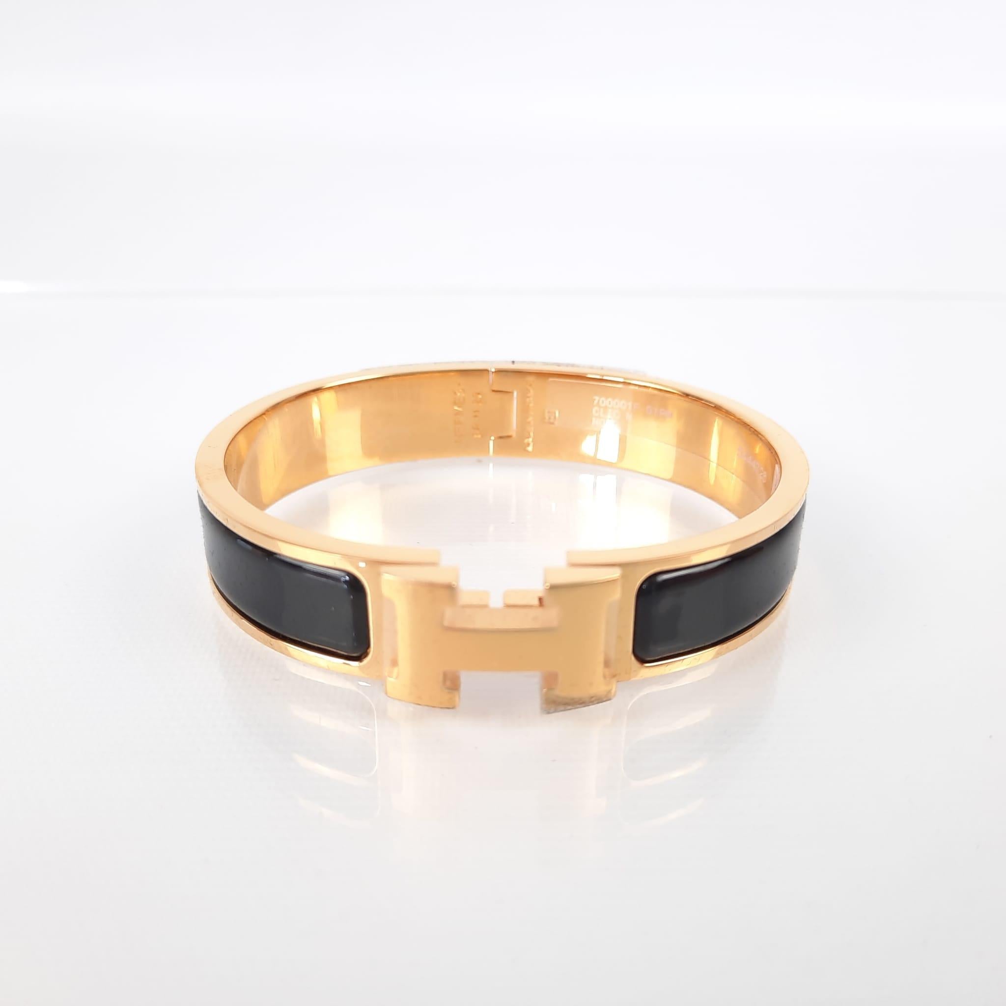 Size PM
Narrow bracelet in enamel with gold plated hardware.
Wrist size: 16.8 cm  Width: 12 mm