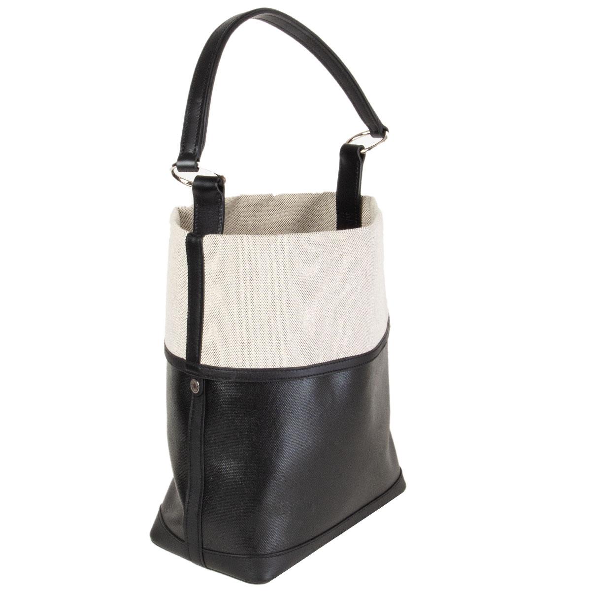 100% authentic Hermes Col Roule 25 Bucket Bag in off-white and black Toile H Berline and balck Swift trimmings. Features Palladium hardware. Has been carried and is in excellent condition.

Height	30cm (11.7in)
Width	25cm (9.8in)
Depth	13cm