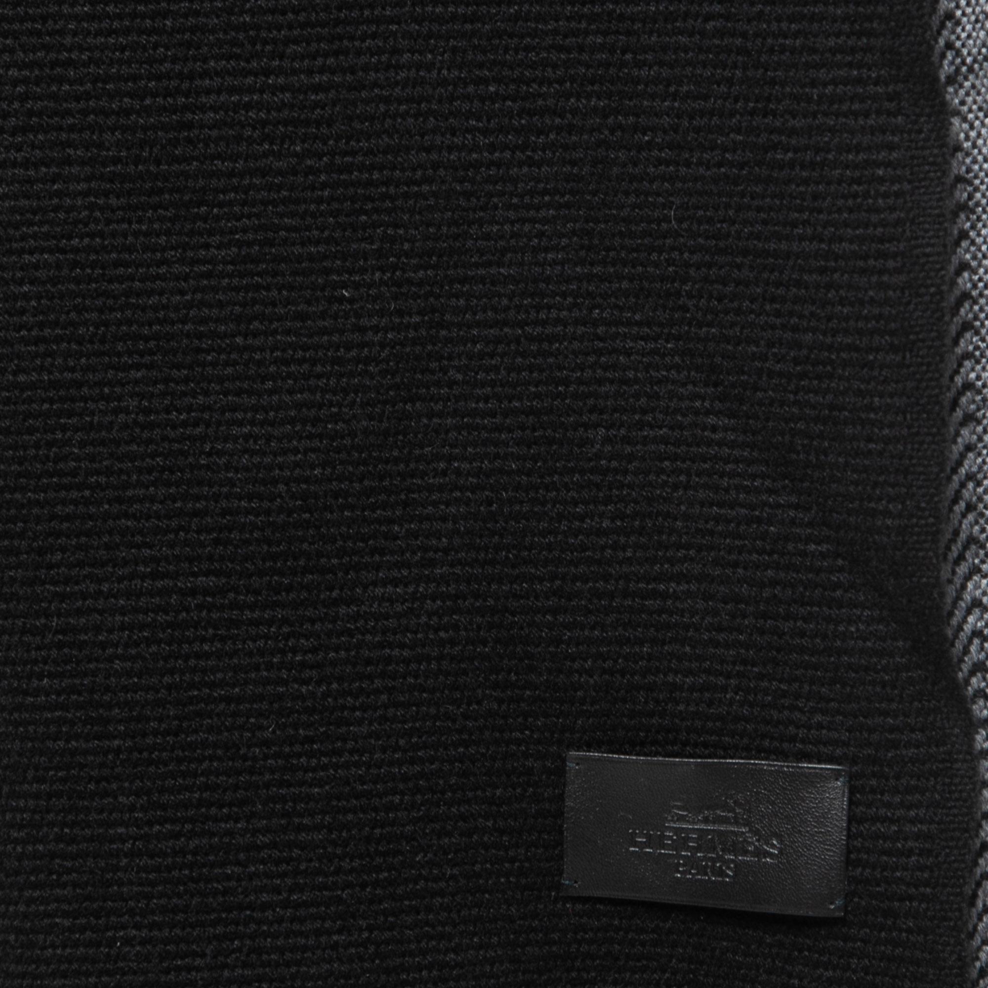 Hermes Black Colorblock Chevron Cashmere Muffler In Good Condition In Dubai, Al Qouz 2