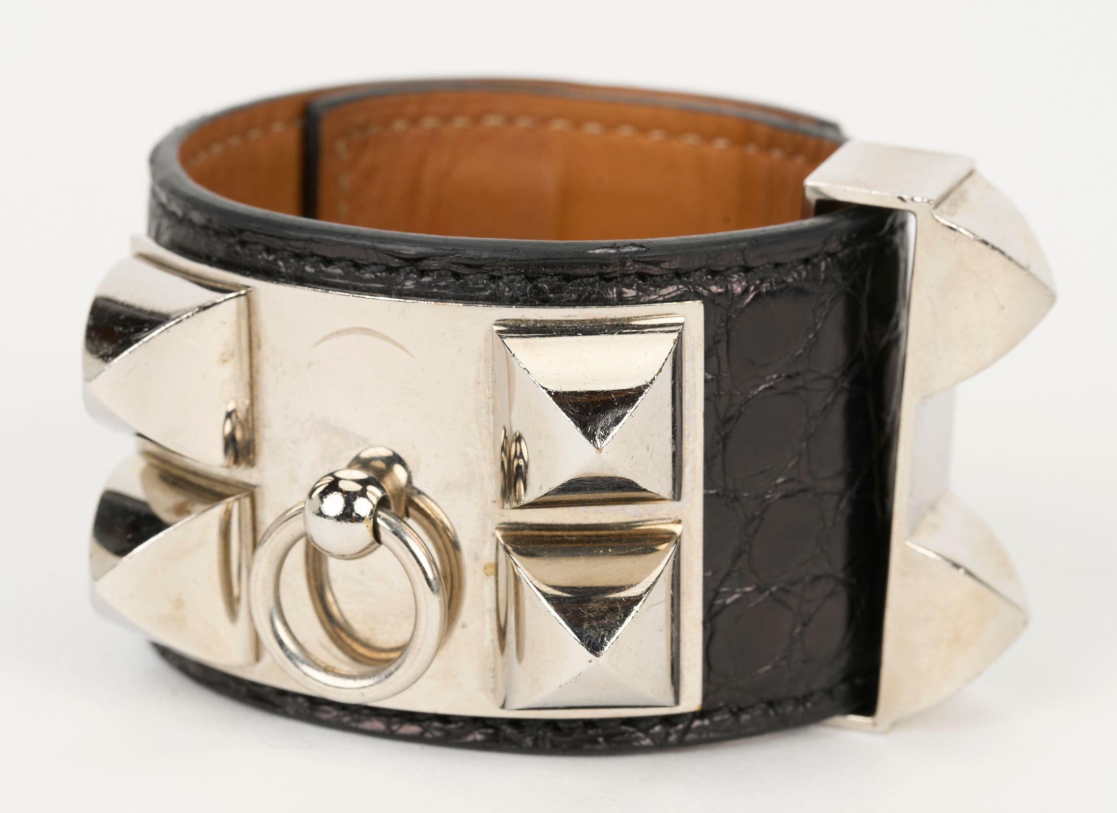 Bracciale Collier De Chien di Hermès in pelle nera di alligatore Mississippiensis con chiusura regolabile e finiture in palladio. Usura minima sulla pelle interna e segni sulla minuteria in palladio. Timbro con data Q. Taglia piccola. Viene fornito