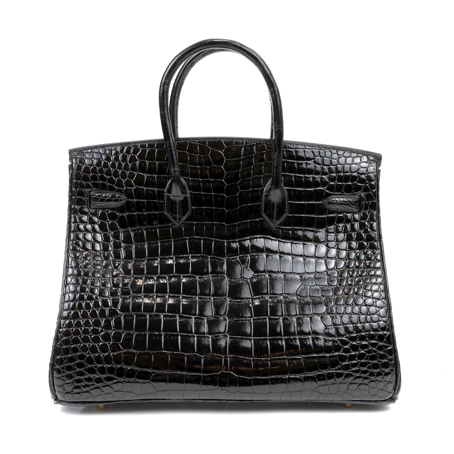 Diese authentische Hermès Black Crocodile 35 cm Birkin ist in neuwertigem Zustand mit Schutzfolie intakt auf die Hardware.   Hermès-Taschen gelten weltweit als der ultimative Luxusartikel.  Handgenäht von qualifizierten Handwerkern, sind Wartelisten