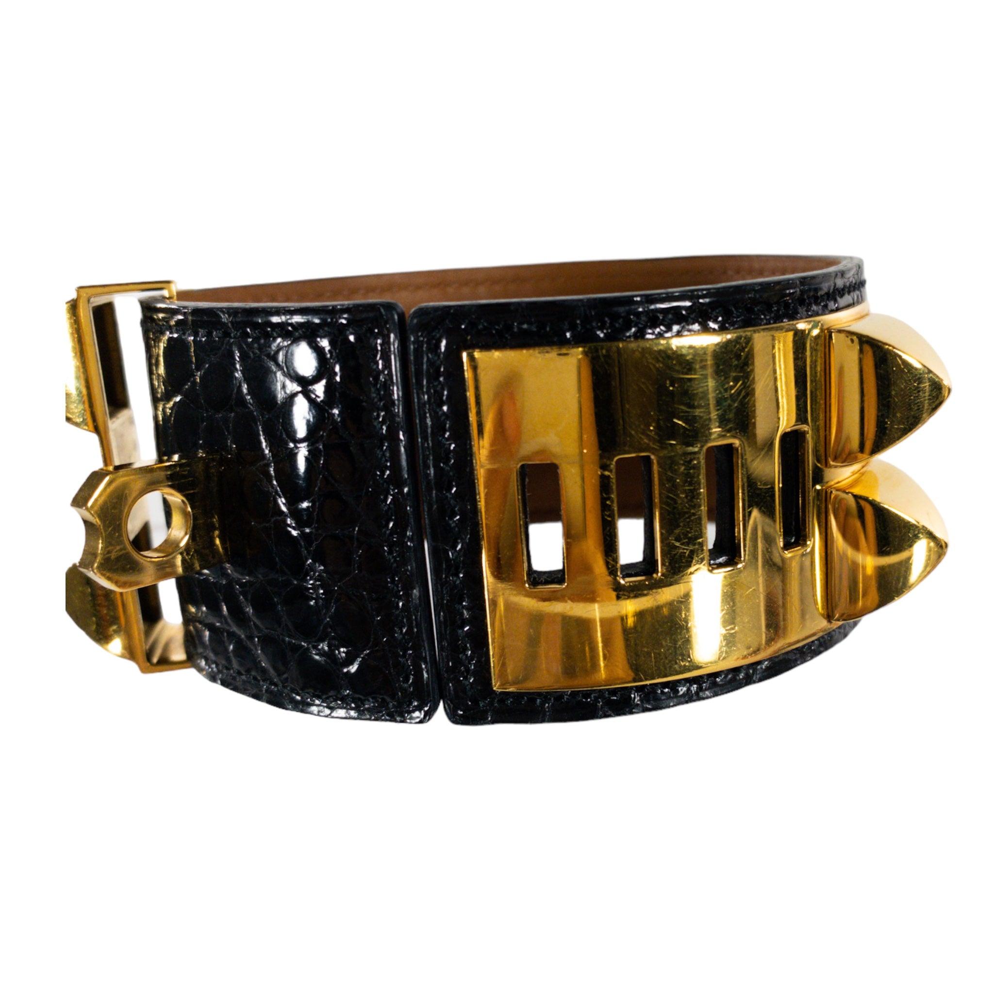 Hermes Black Crocodile CDC Collier de Chien GHW

Il s'agit d'un authentique bracelet Hermès Collier de Chien ou 'CDC'. Cette manchette se compose de peau de crocodile noir brillant et d'accessoires dorés avec les clous classiques d'Hermès.