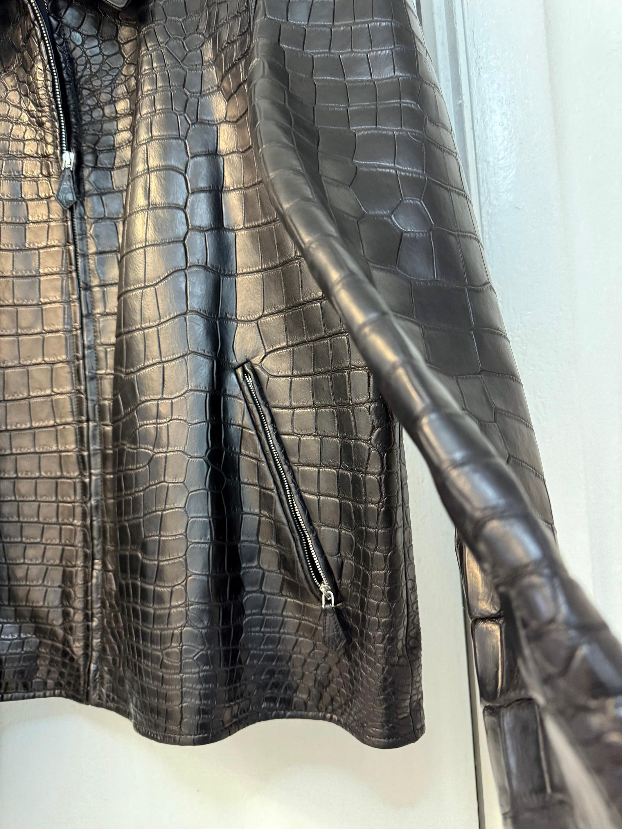 Chaqueta de hombre HERMES Cocodrilo Negro en excelente estado como nueva. Se trata de un hallazgo muy raro de Hermes, ya que se fabricó a medida para un miembro de la realeza en Dubai. No encontrarás nada igual en Internet ni en las tiendas.
