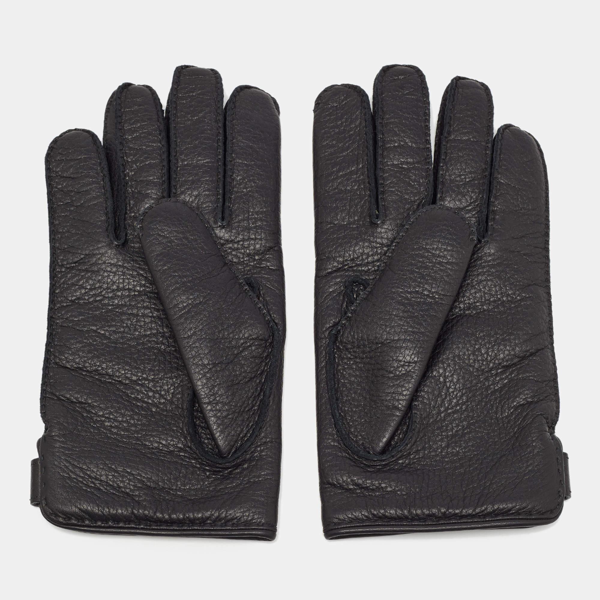 Hermes sorgt dafür, dass Sie Spaß daran haben, diese Handschuhe zu stylen und sie oft zu tragen. Sie sind aus Leder in einem edlen Design gefertigt und mit Kaschmir gefüttert.

