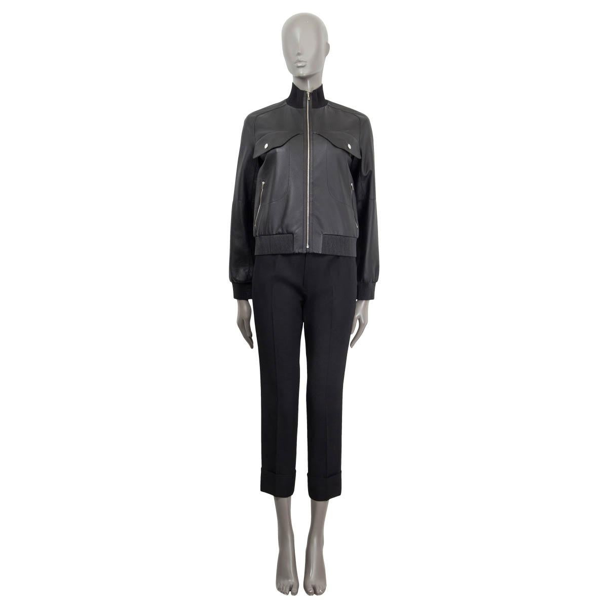 100% authentic Hermès Paris Bomber jacket in black deer skin leather (100%) with a ripped collar in black silk (48%), cotton (36%), polyamide (15%) and polyurethane (1%). Double lined in navy viscose (65%) and silk (35%). Opens with a silver colored