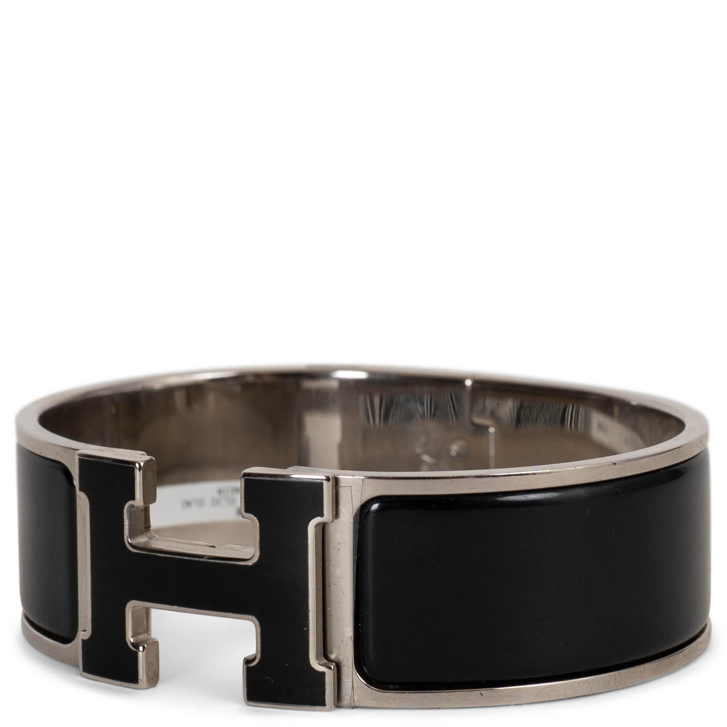 This 100% authentic Hermès Brides de Gala Clic Clac H bracelet is crafted in palladium-plated metal with smooth black enamel inlay. It features the signature H-shaped clasp in matching black enamel, creating a sleek monochrome finish. A timeless and