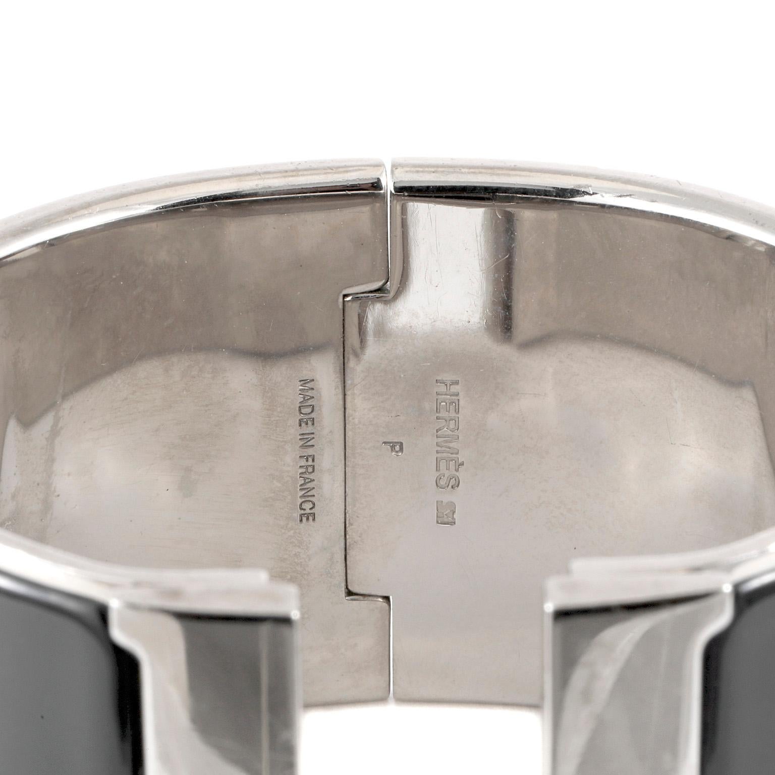 This authentic Hermès Black Enamel Extra Wide Clic Clac Cuff Bracelet is in fair condition.  Palladium hardware, black H swivel hinge.  Made in France.  Pouch or box included.

PBF 13317