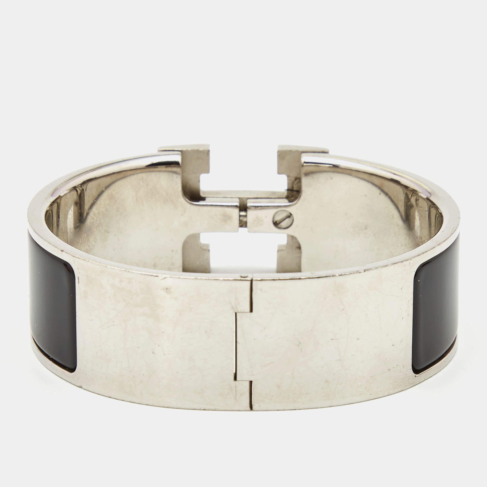 This bracelet embodies Hermès’ elegant craftsmanship with its palladium-plated metal body coated with black enamel. Centered by the iconic H logo of the fashion house, this bracelet is the accessory to buy today!

Includes: Brand Box ( deteriorated )