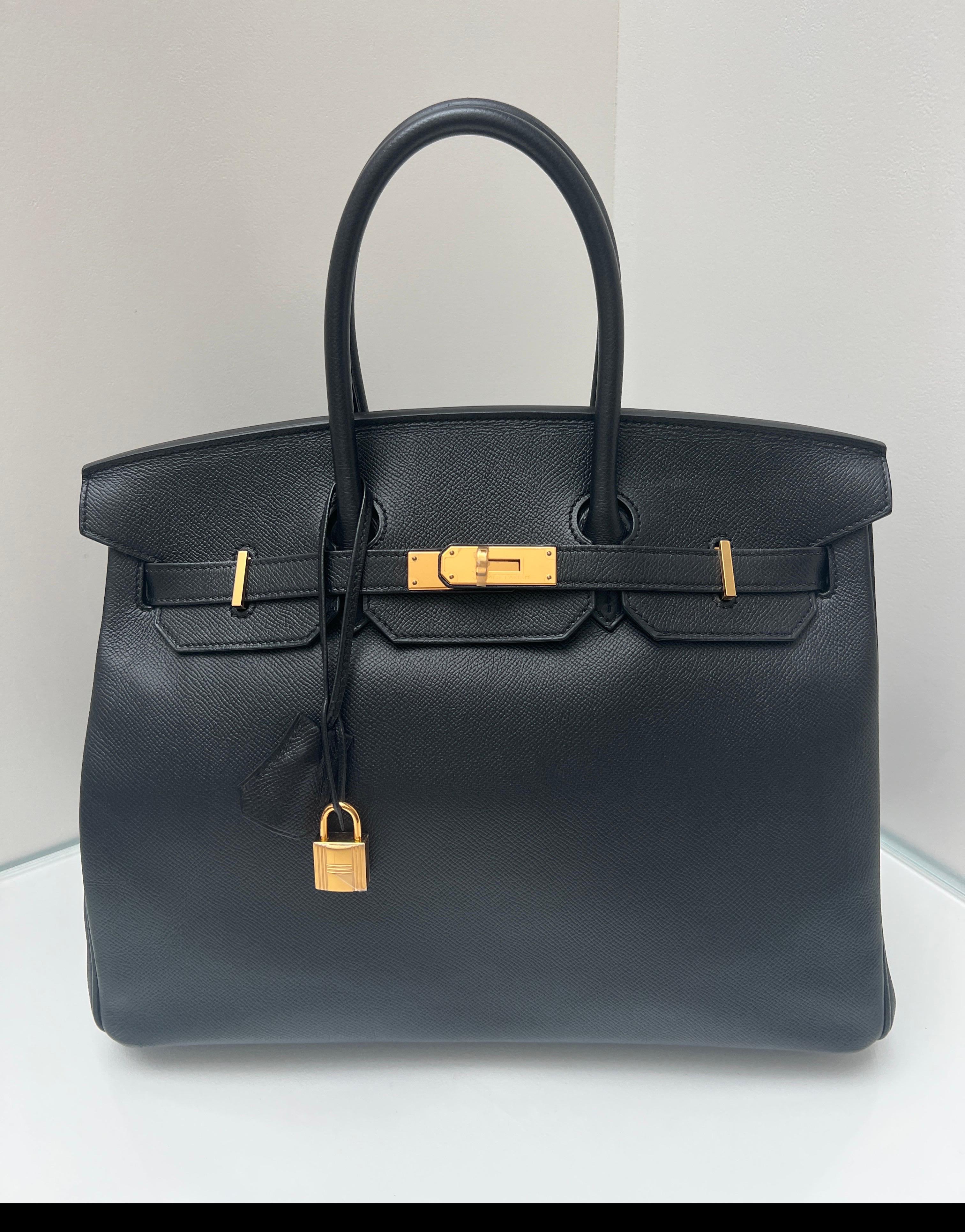 Borsa Birkin 35 nera di Hermes. Pelle epsom nera con finiture dorate. Il classico colore nero si abbina a tutto. Interni puliti. Condizioni eccellenti. La plastica è ancora presente sull'hardware. Borsa più recente. Include clochette, lucchetto,