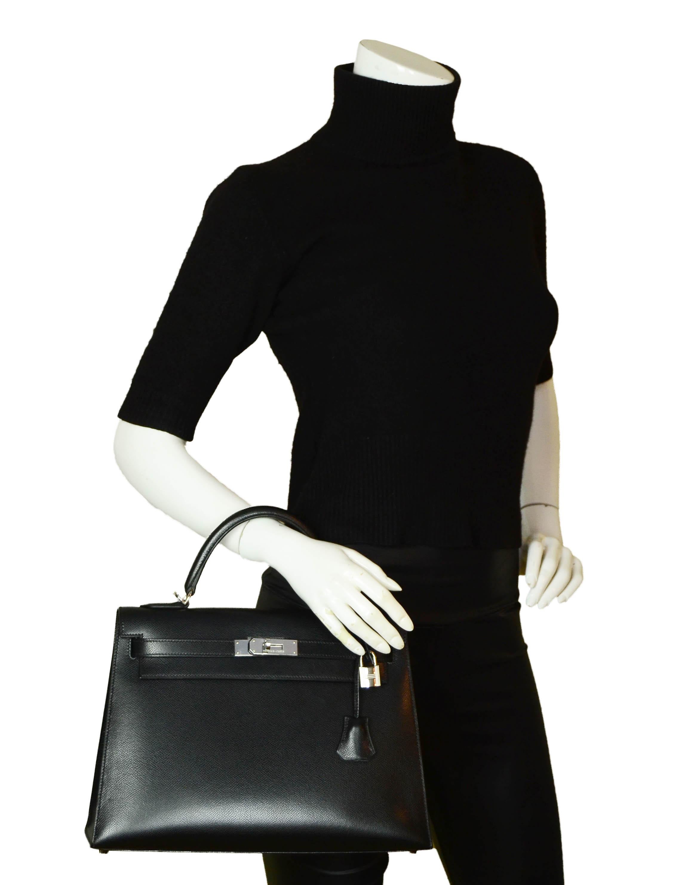 Hermes Black Epsom Leder 32cm Sellier Kelly Bag mit Palladium Hardware

Made in: Frankreich
Produktionsjahr: 2003
Farbe: Schwarz
Hardware: Palladium
Materialien: Bitterleder
Beschichtung: Schwarzes Chevre-Leder
Verschluss/Öffnung: Doppelter Riemen