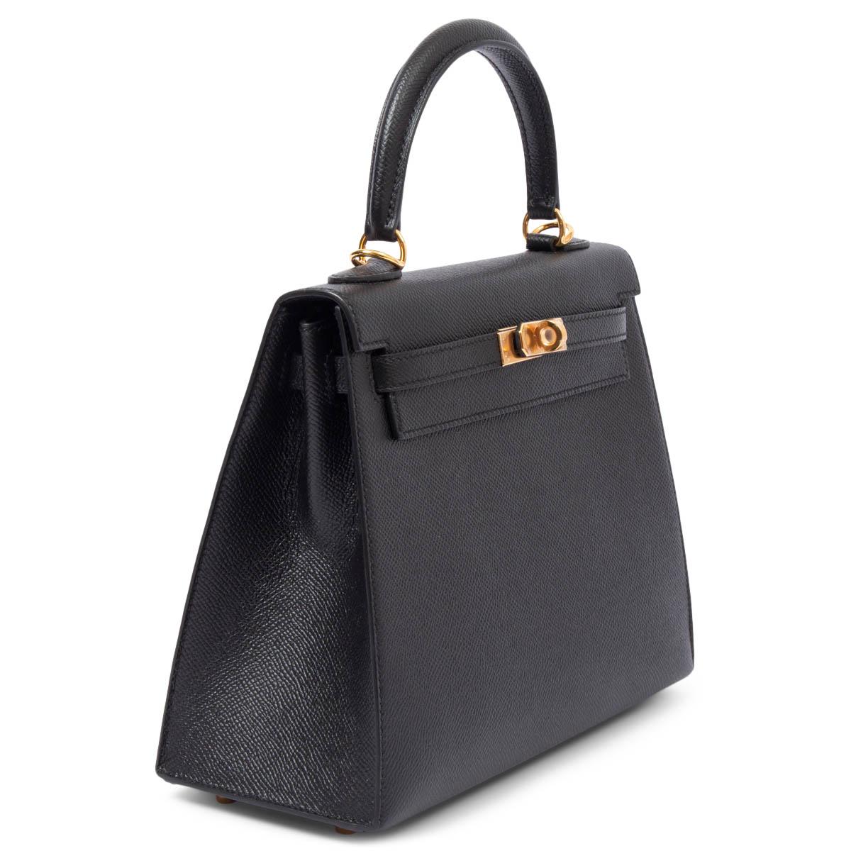 Sac Hermès Kelly 25 Sellier 100% authentique en cuir Veau Epsom noir avec accessoires plaqués or. Doublé en Chevre (peau de chèvre) avec une poche ouverte sur le devant et une poche zippée au dos. Nouveau - Livré avec l'ensemble complet à