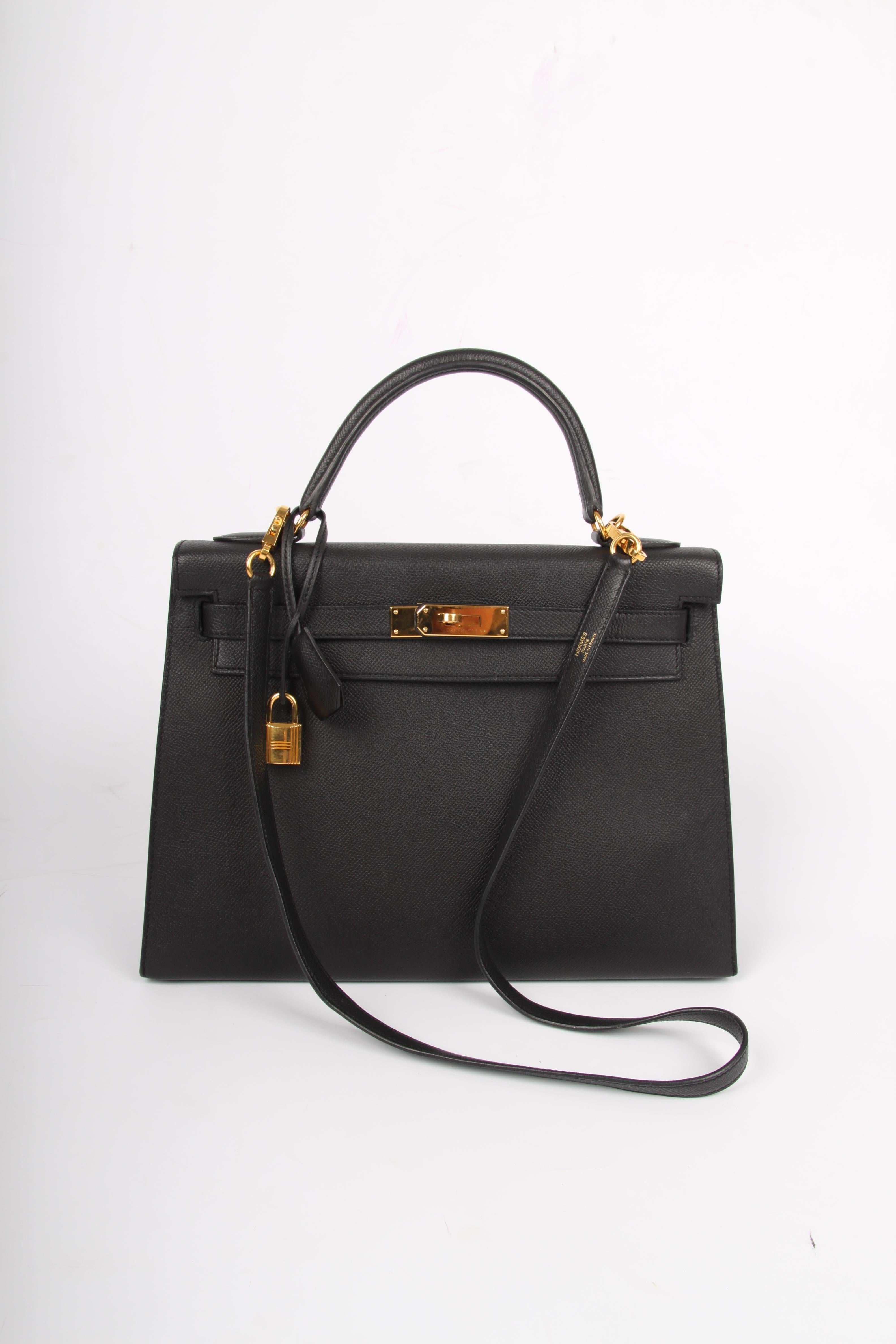 Yessss! Another beautiful Hermès bag in store! This is the Hermès Kelly Sellier Bag 32 crafted of Epsom leather.

On the inside there are three flat pockets, one of them has a Hermès zipper with a leather tab. The tab has to be in a straight line