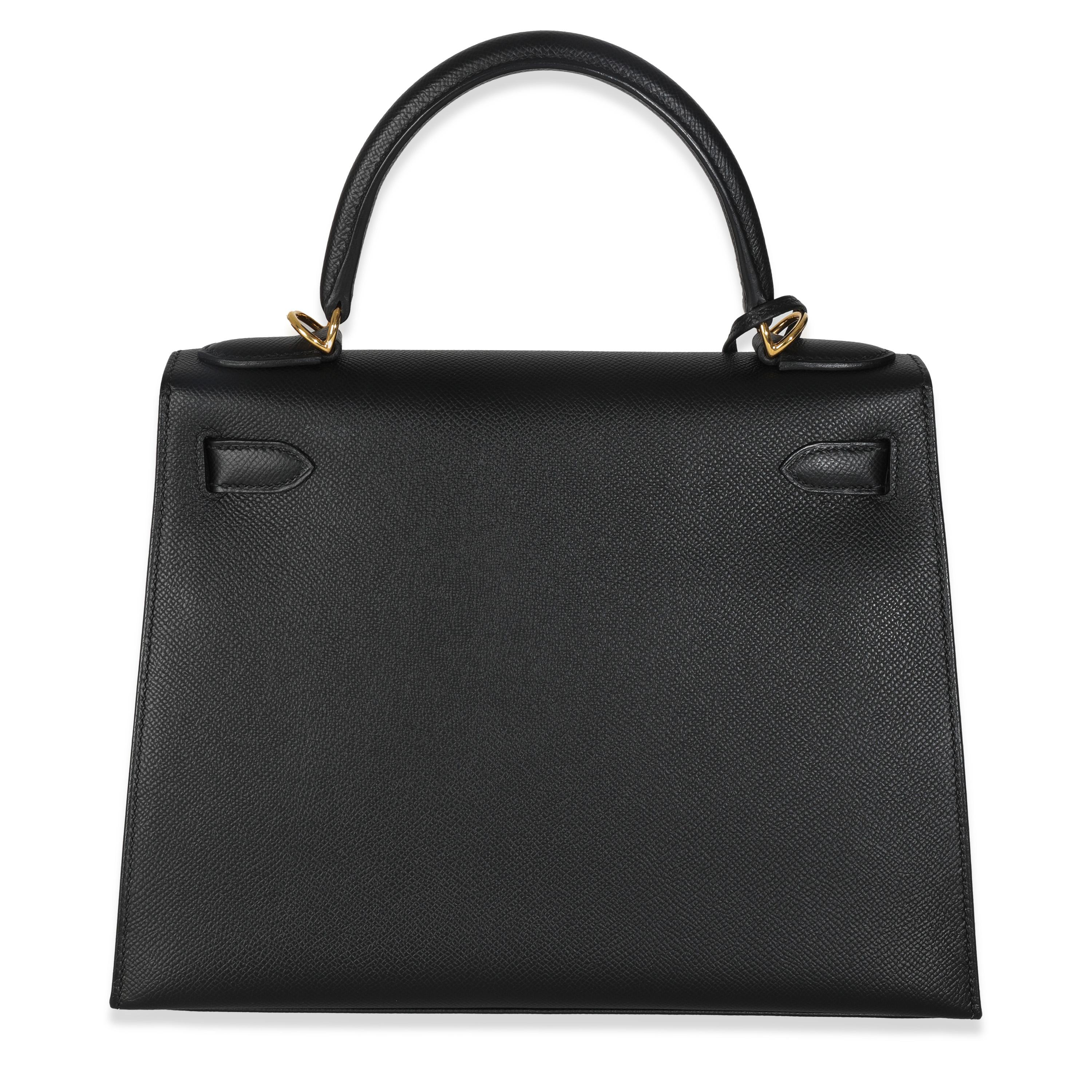 Hermès Black Epsom Sellier Kelly 28 GHW
SKU: M147129

Condit Description: Rinominata ufficialmente nel 1977, la tote bag Kelly di Hermès si chiamava originariamente Sac à Dépêches (che si traduce come 