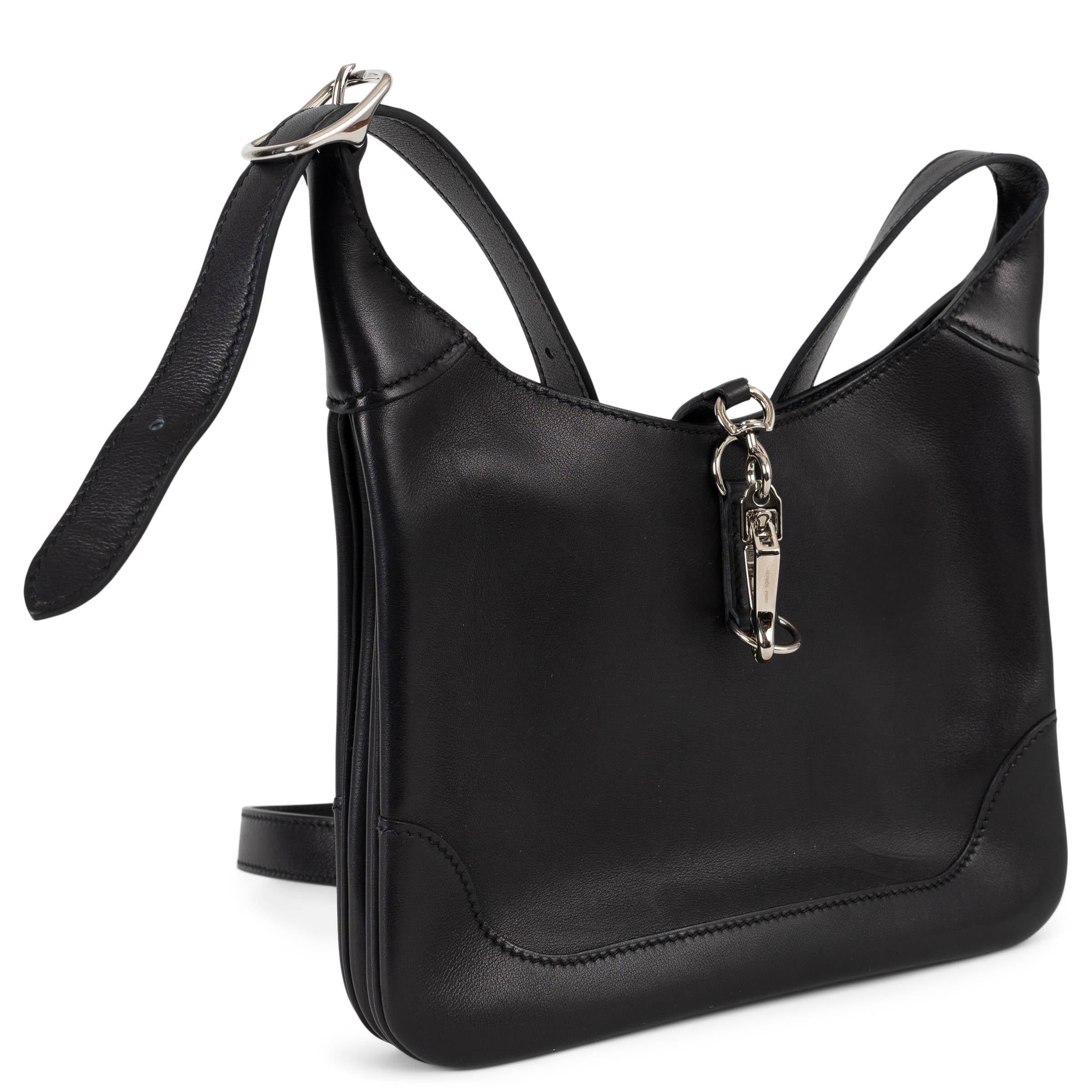 Diese 100% authentische Hermès Trim Duo 24 Umhängetasche aus schwarzem Veau Evercolor Leder steht für raffinierte Eleganz im Alltag. Sie ist mit Palladium-Hardware ausgestattet und verfügt über einen verstellbaren Riemen und einen charakteristischen