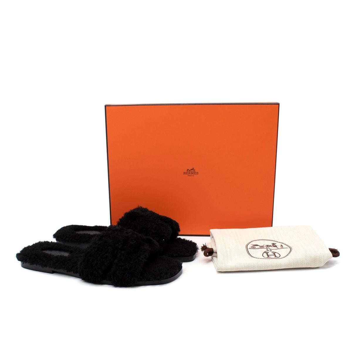 Hermes Schwarz Flauschige Shearling Oran Sandalen

- Schwarzes Wollfell Shearling 
- Ikonischer 