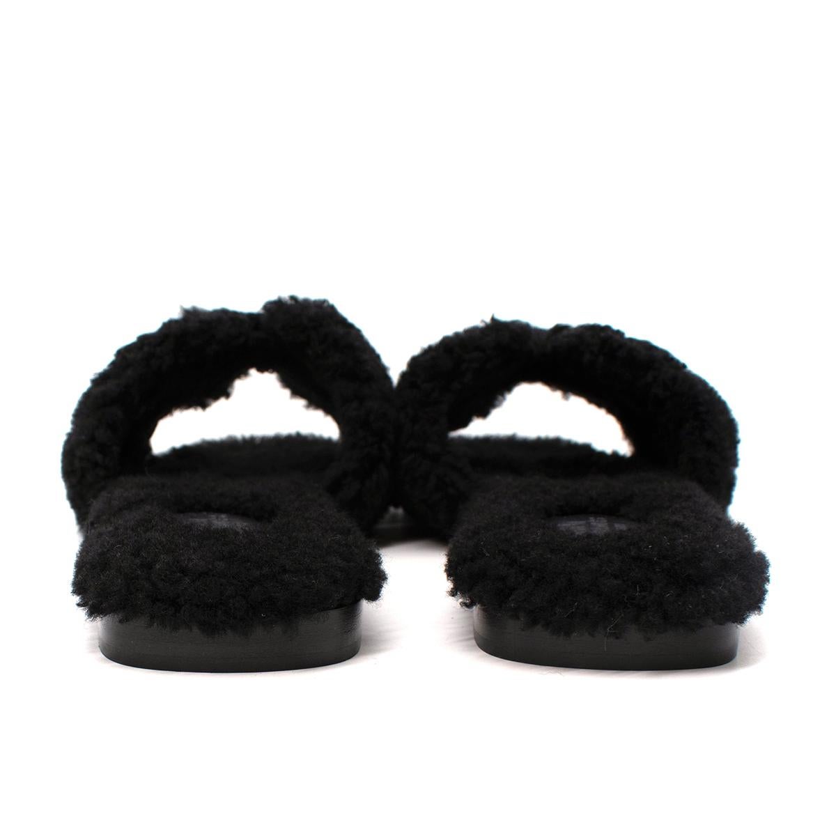 Schwarze flauschige Shearling Oran Sandale von Hermes - Nicht mehr erhältlich/Rarität - Us Größe 9,5 Damen im Angebot