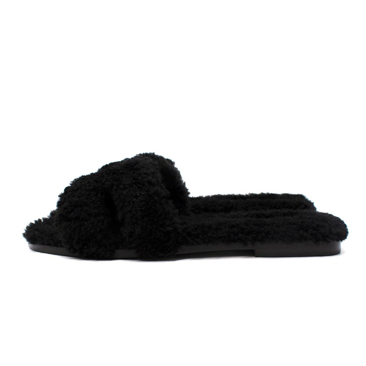 Schwarze flauschige Shearling Oran Sandale von Hermes - Nicht mehr erhältlich/Rarität - Us Größe 9,5 im Angebot 1