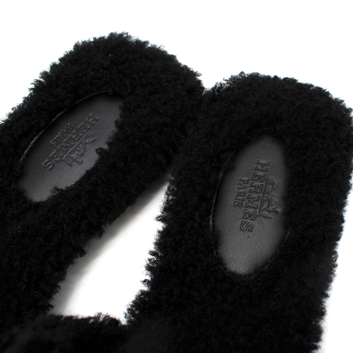 Hermes Black Fluffy Shearling Oran Sandals - Discontinued/Rare - Us size 7.5 In New Condition In London, GB